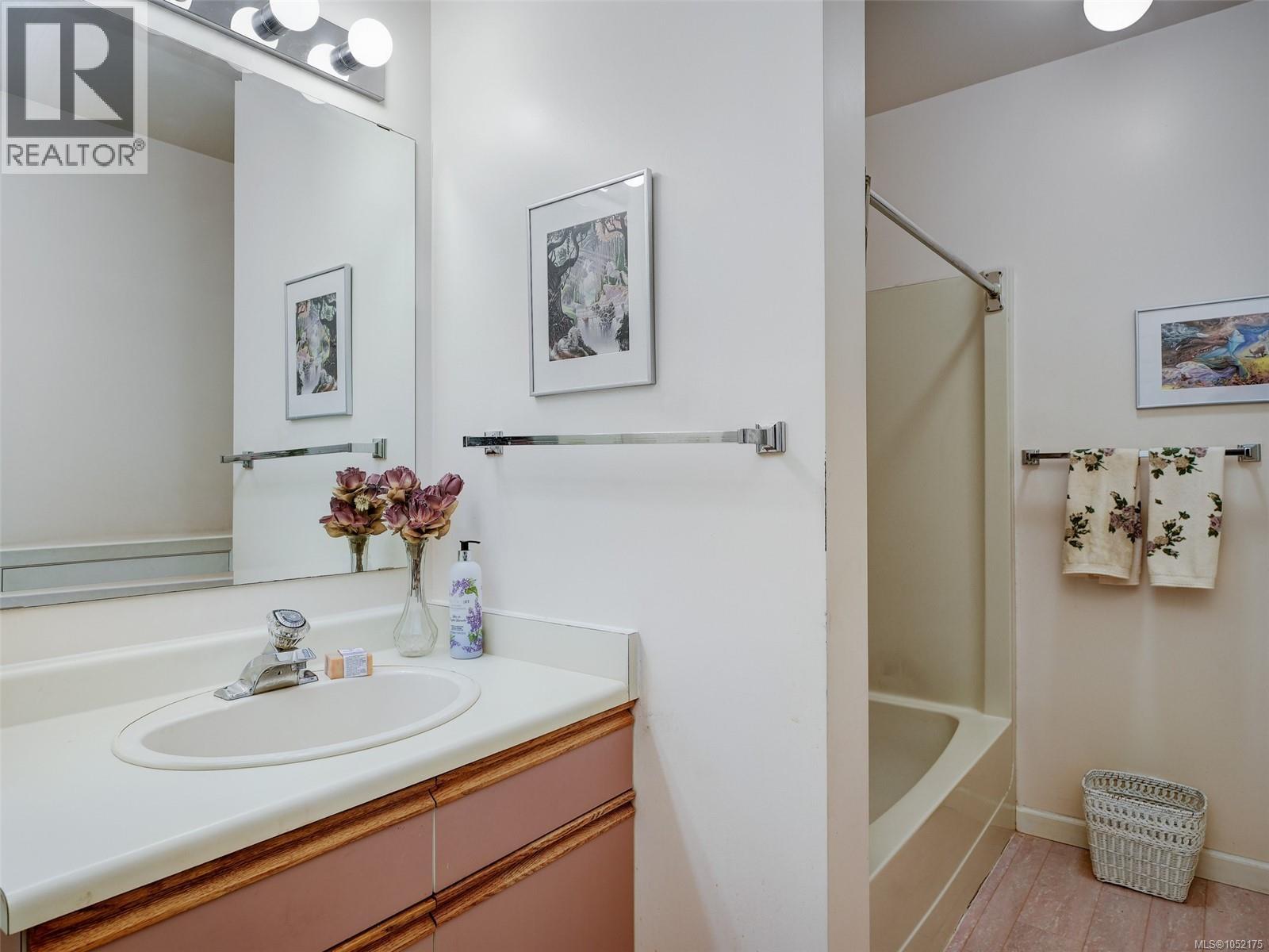10 2566 Penrhyn St Property Photo 12