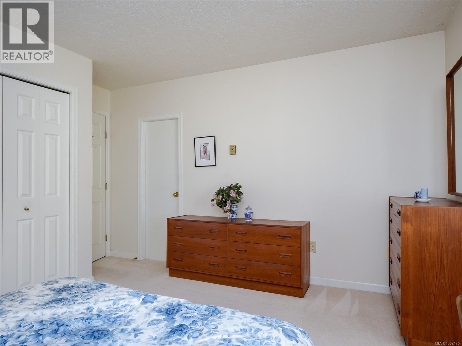 10 2566 Penrhyn St Property Photo 15