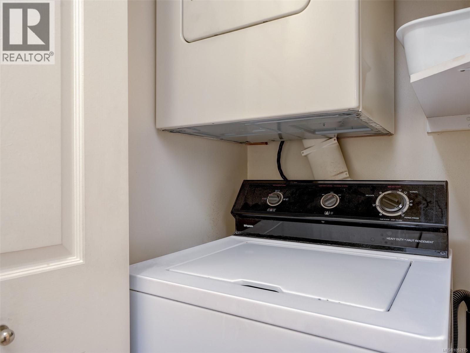 10 2566 Penrhyn St Property Photo 19