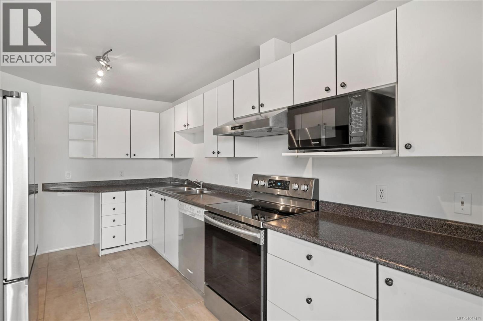 305 1593 Begbie St Property Photo 10