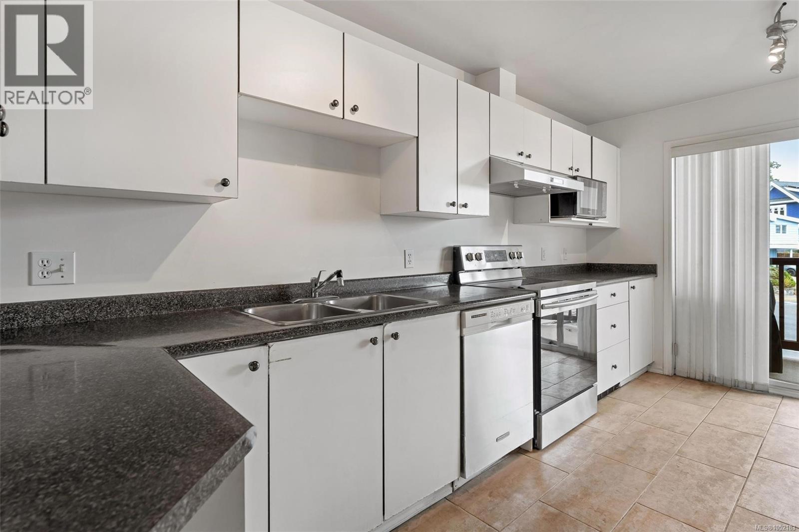305 1593 Begbie St Property Photo 12