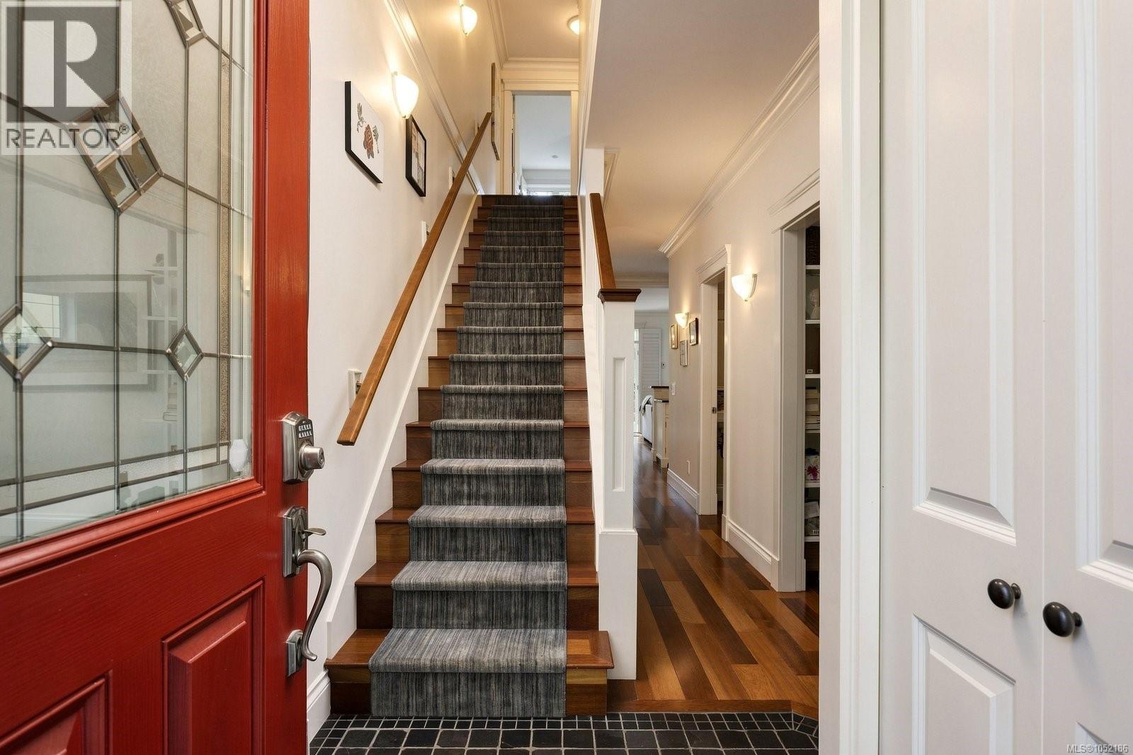1046 Davie St Property Photo 14