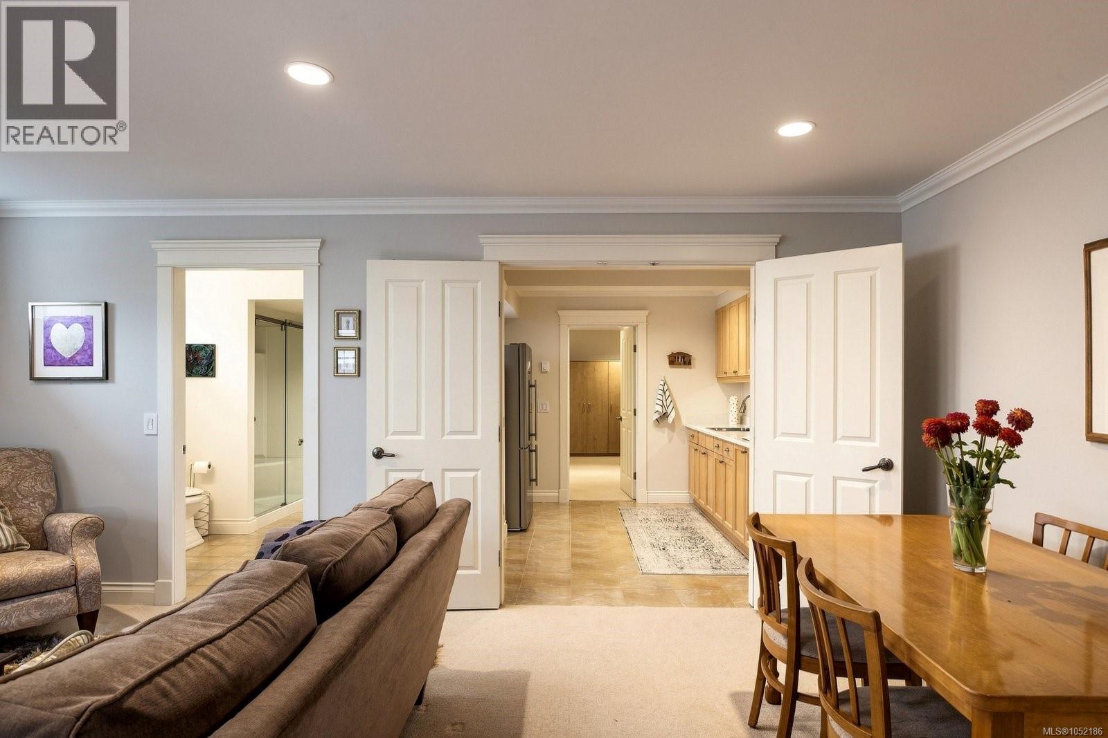 1046 Davie St Property Photo 31