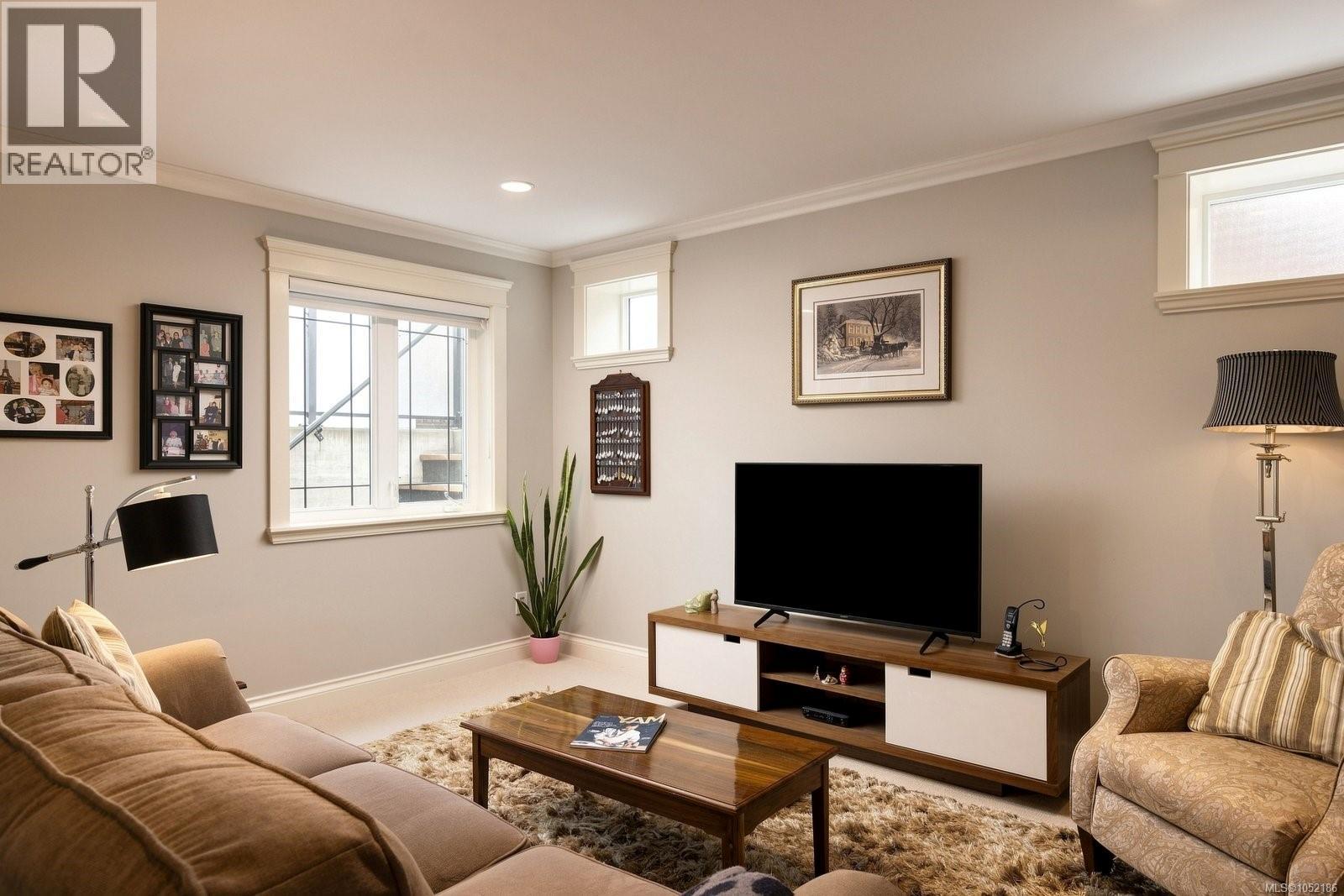 1046 Davie St Property Photo 32