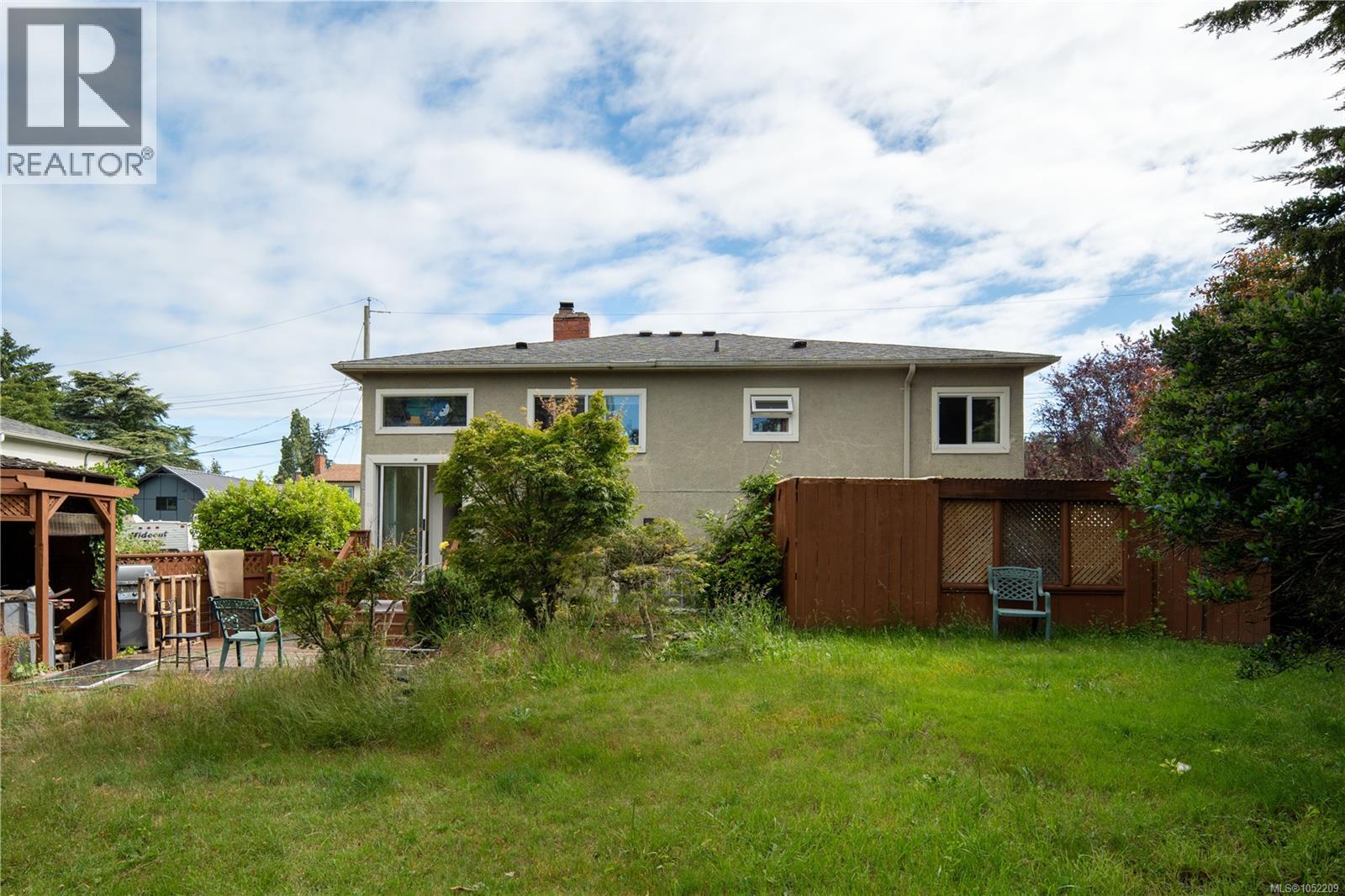1203 Pearce Cres Property Photo 2