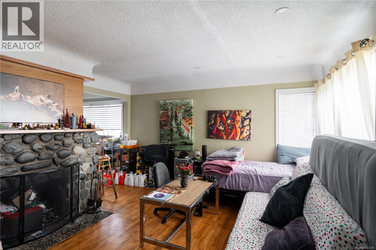 1203 Pearce Cres Property Photo 3