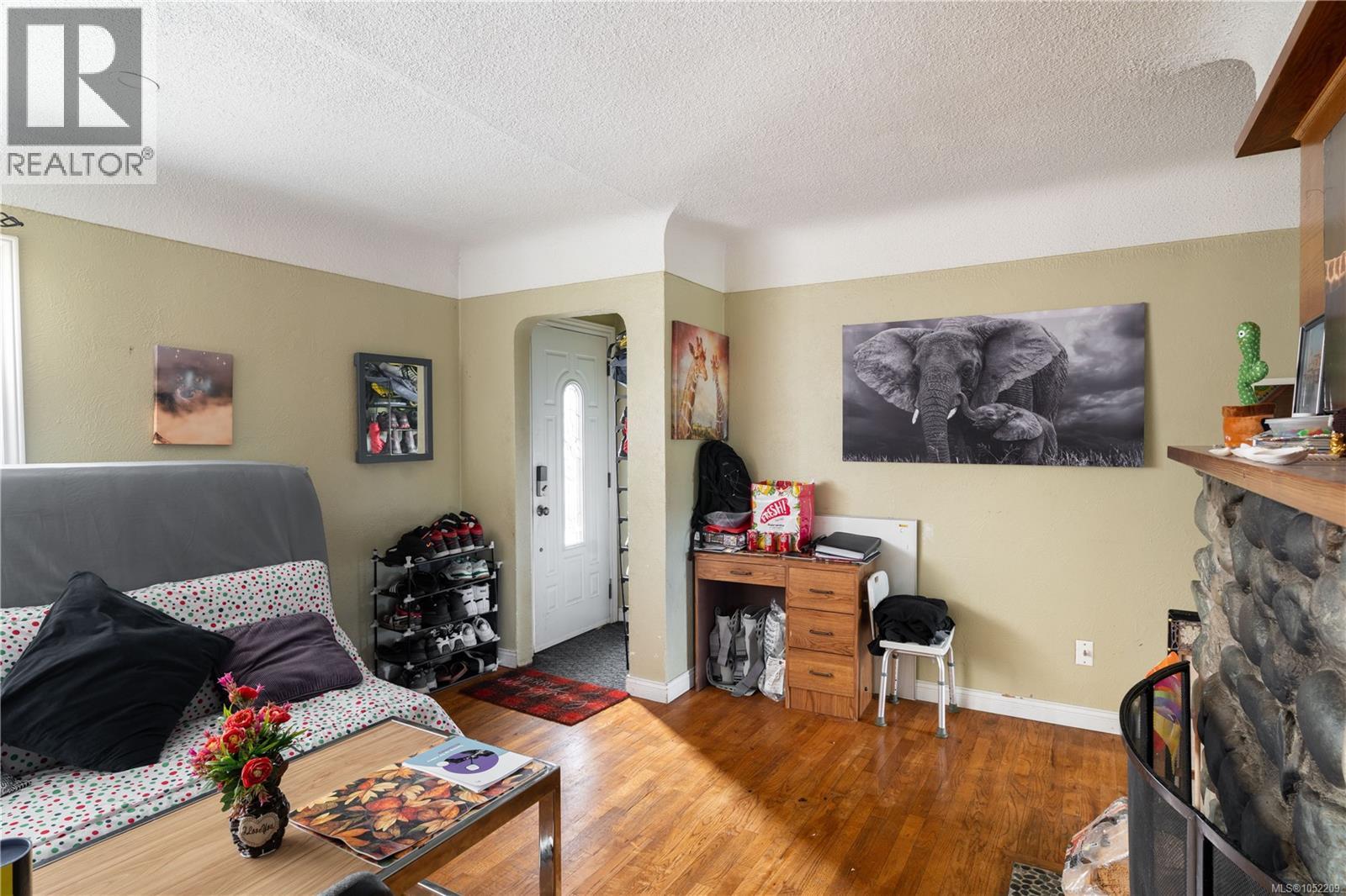 1203 Pearce Cres Property Photo 4
