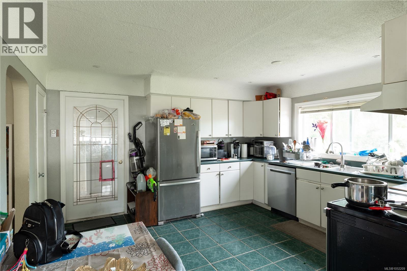 1203 Pearce Cres Property Photo 5