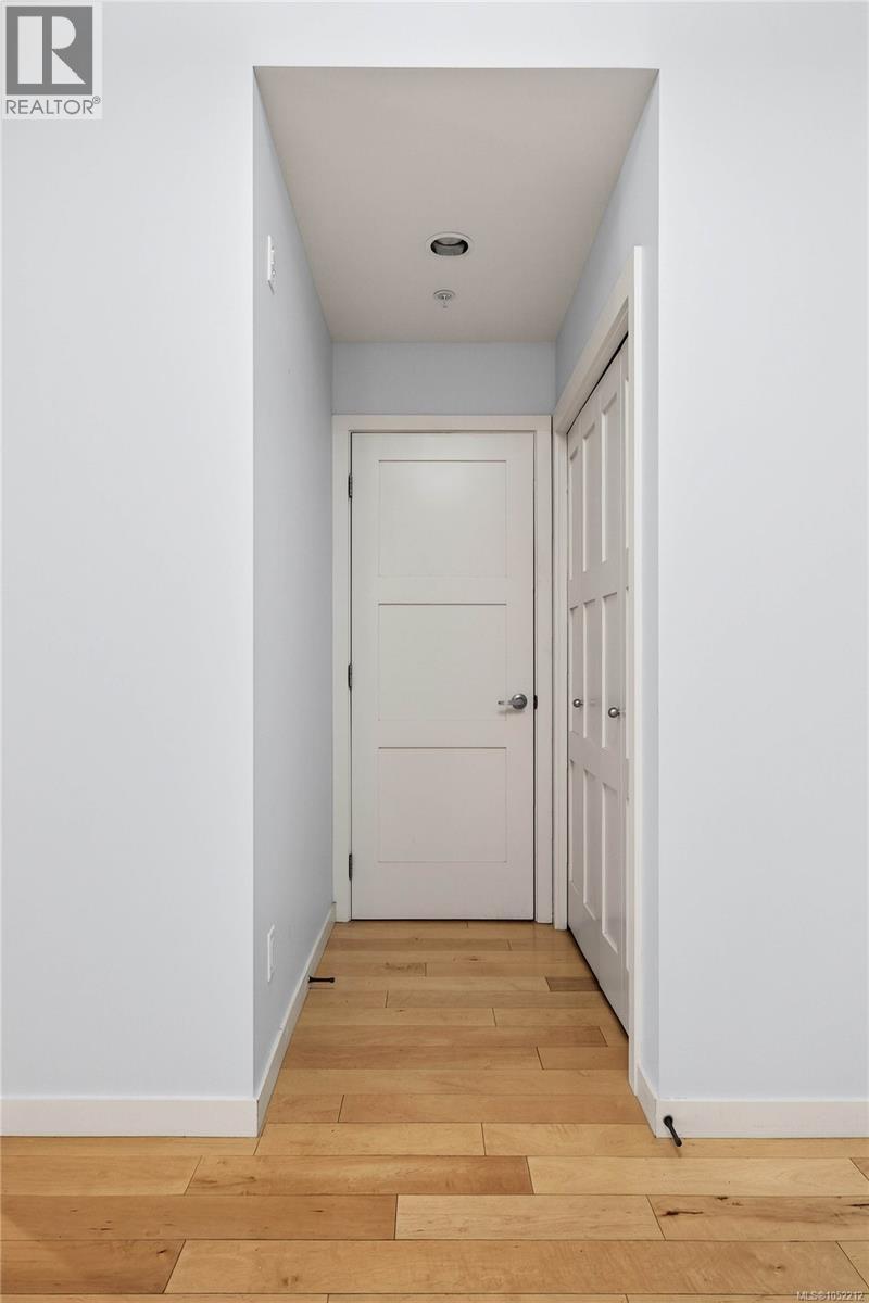 202 6591 Lincroft Rd Property Photo 31