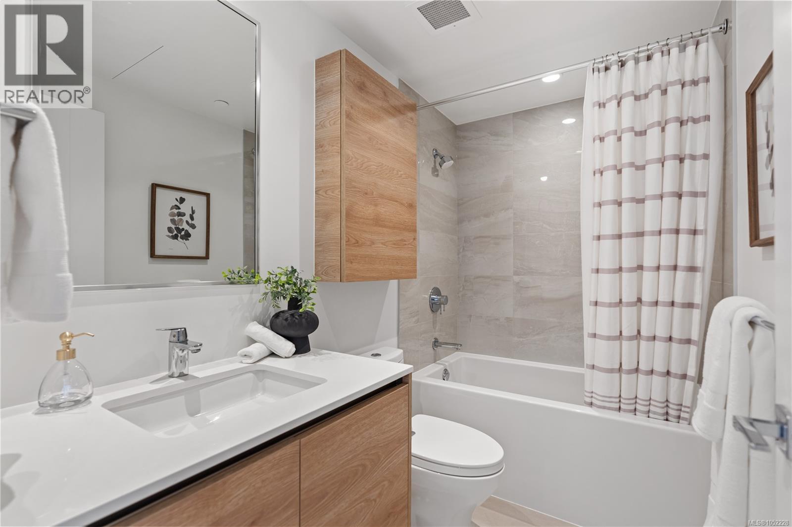 908 369 Tyee Rd Property Photo 24