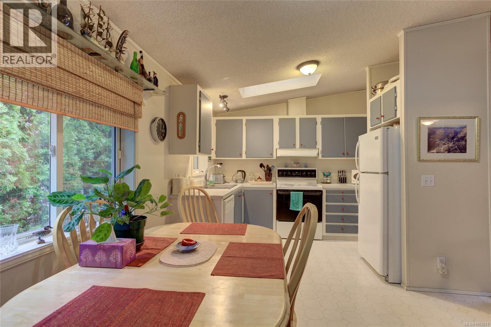 300 Lake Park Rd Property Photo 17
