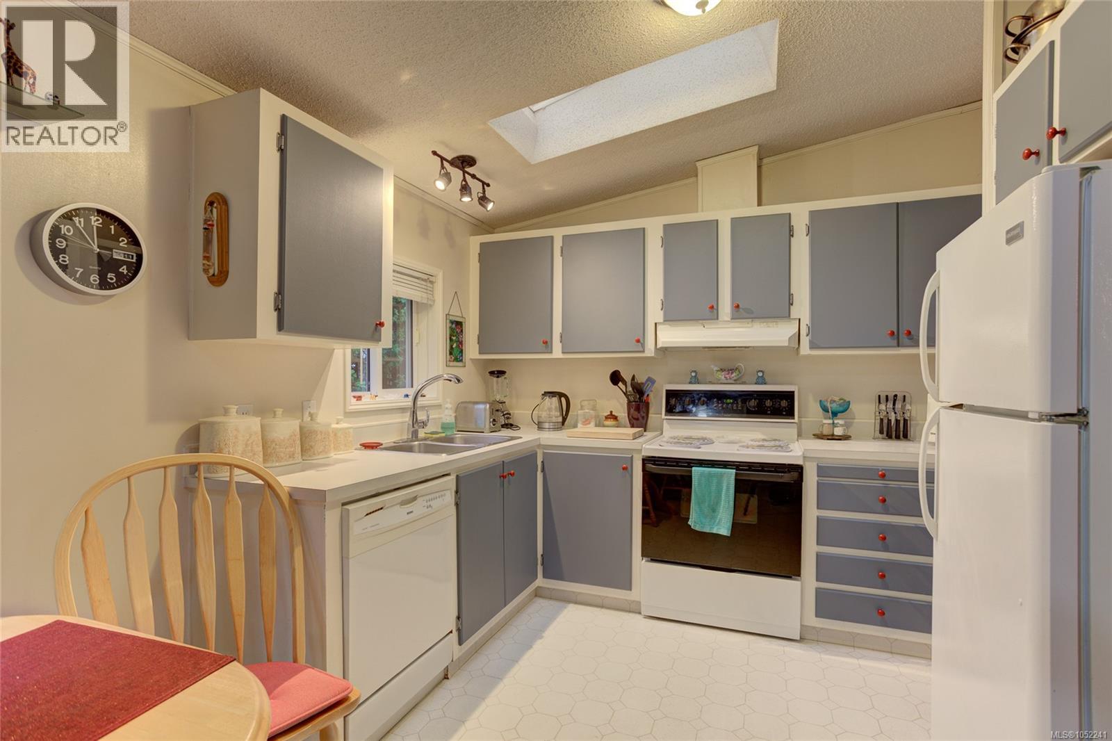 300 Lake Park Rd Property Photo 18