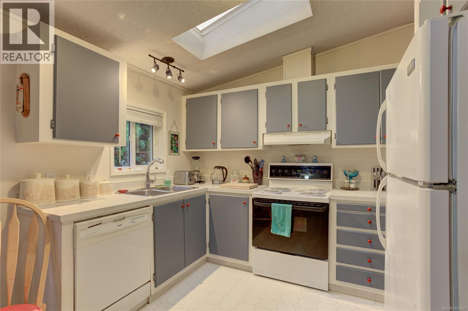 300 Lake Park Rd Property Photo 19