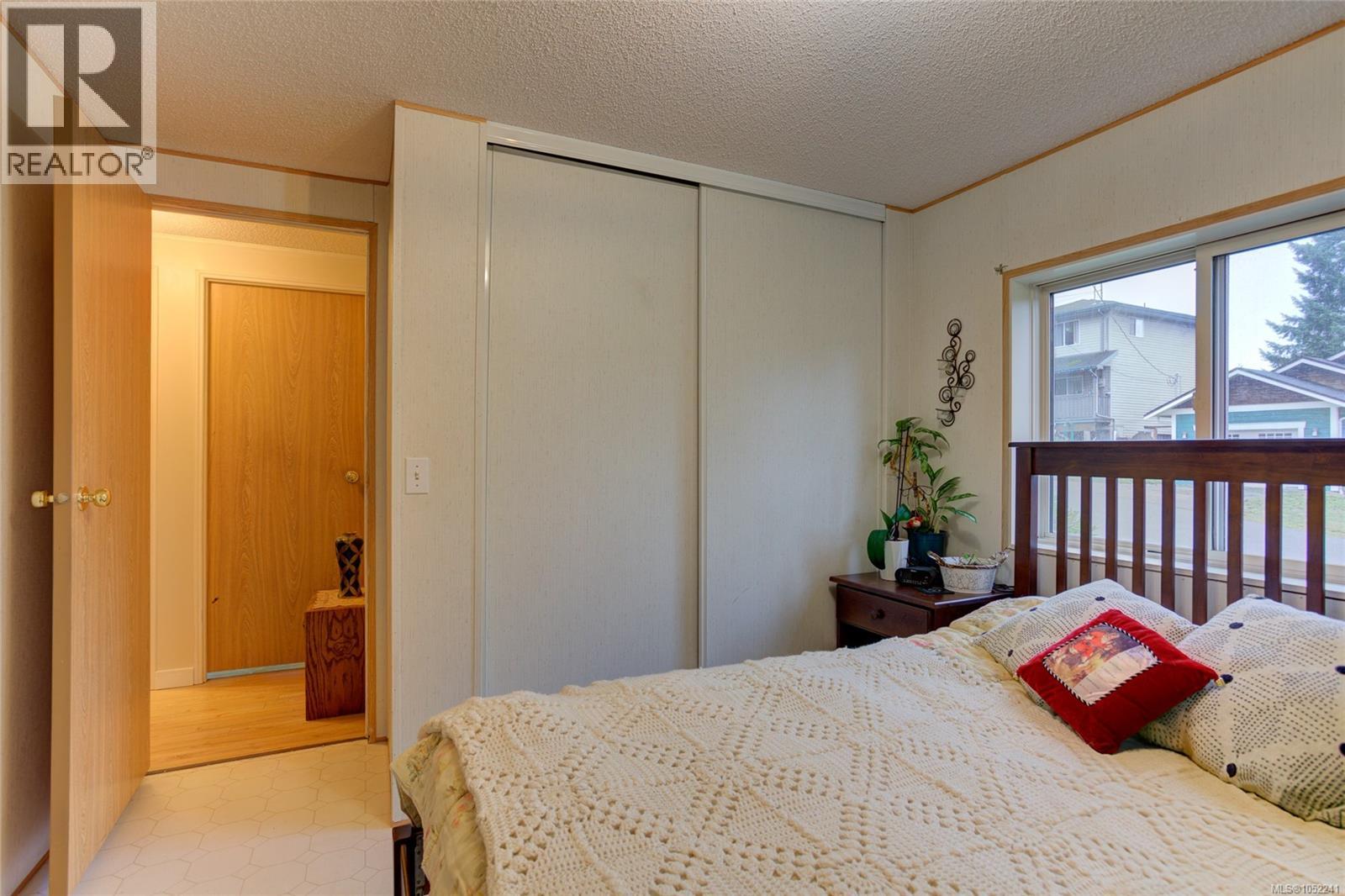 300 Lake Park Rd Property Photo 28