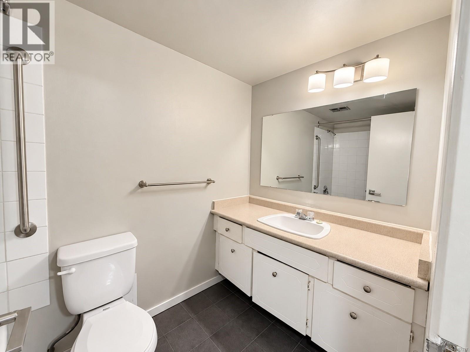204 3040 Pine St Property Photo 11