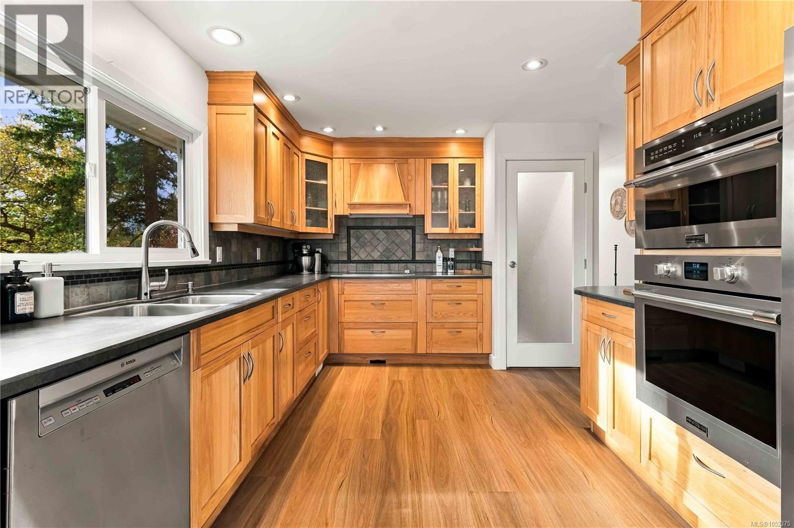 1025 Greenridge Cres Property Photo 1