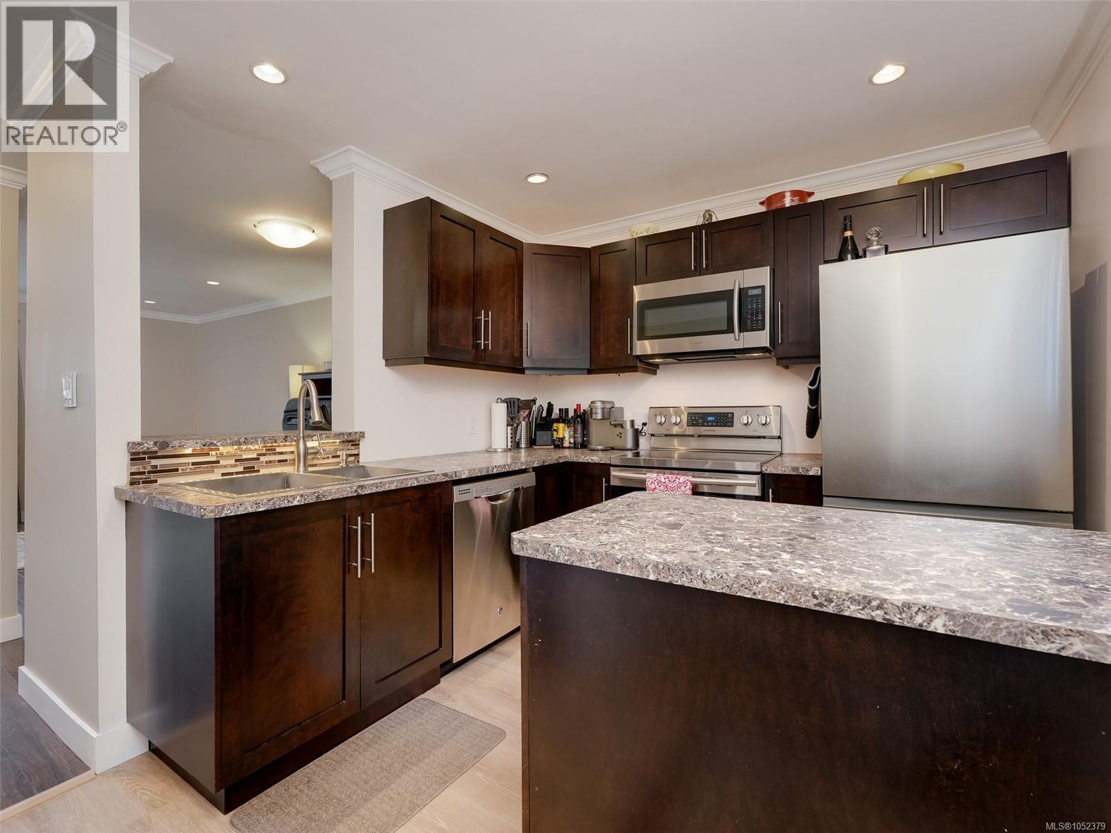 201 991 Cloverdale Ave Property Photo 1