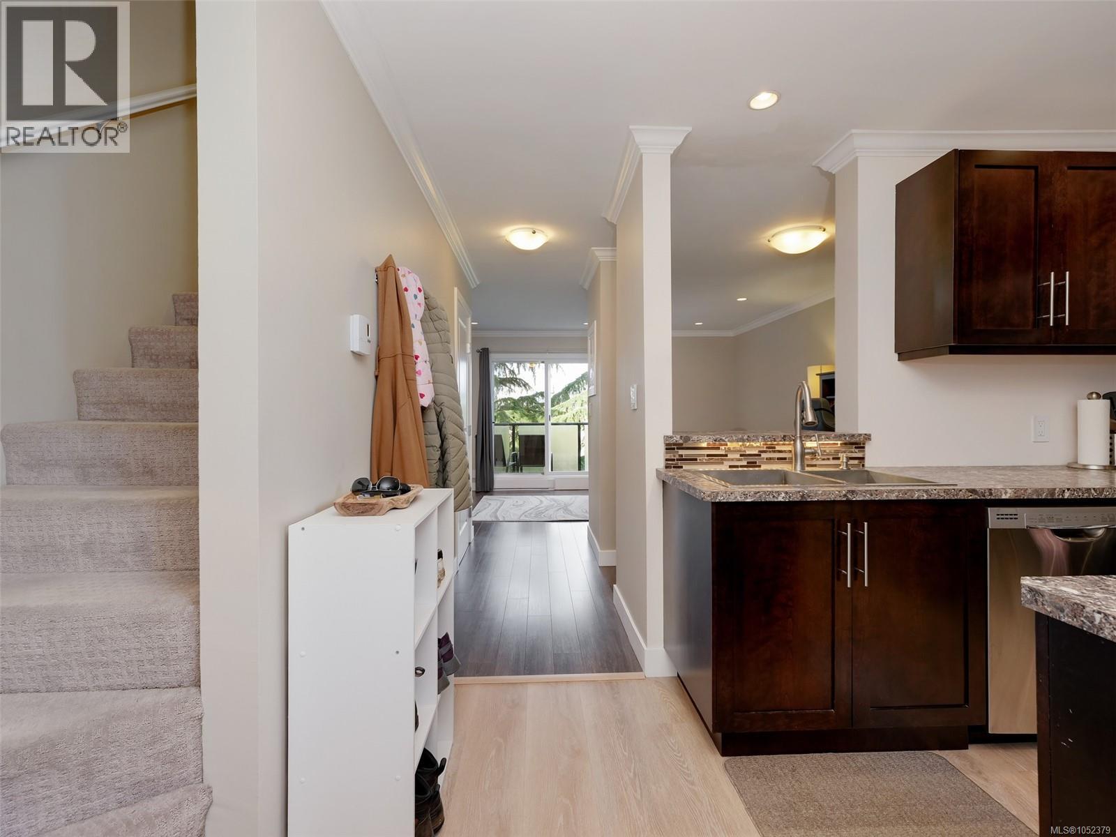 201 991 Cloverdale Ave Property Photo 2