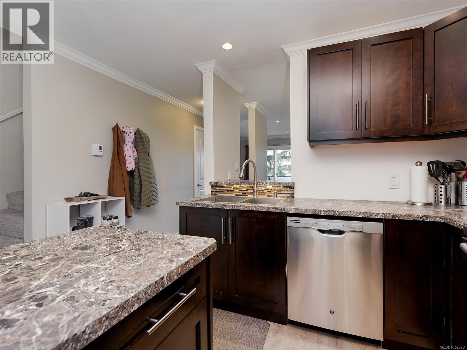 201 991 Cloverdale Ave Property Photo 3