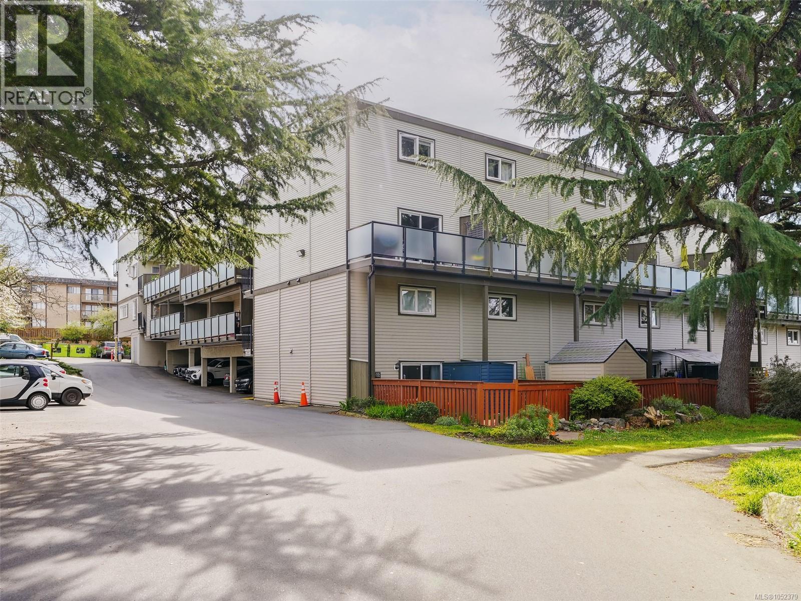 201 991 Cloverdale Ave Property Photo 4