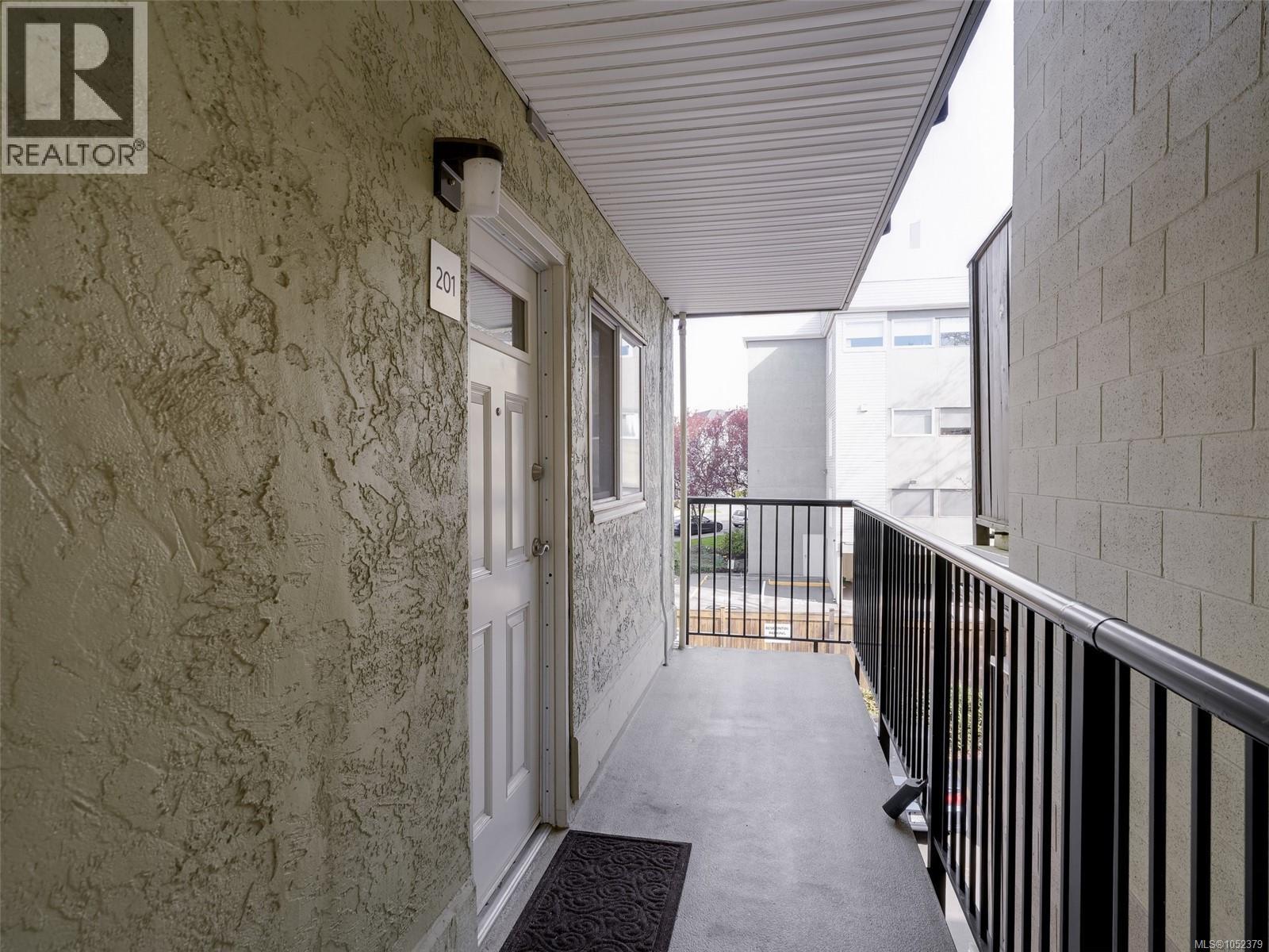 201 991 Cloverdale Ave Property Photo 5
