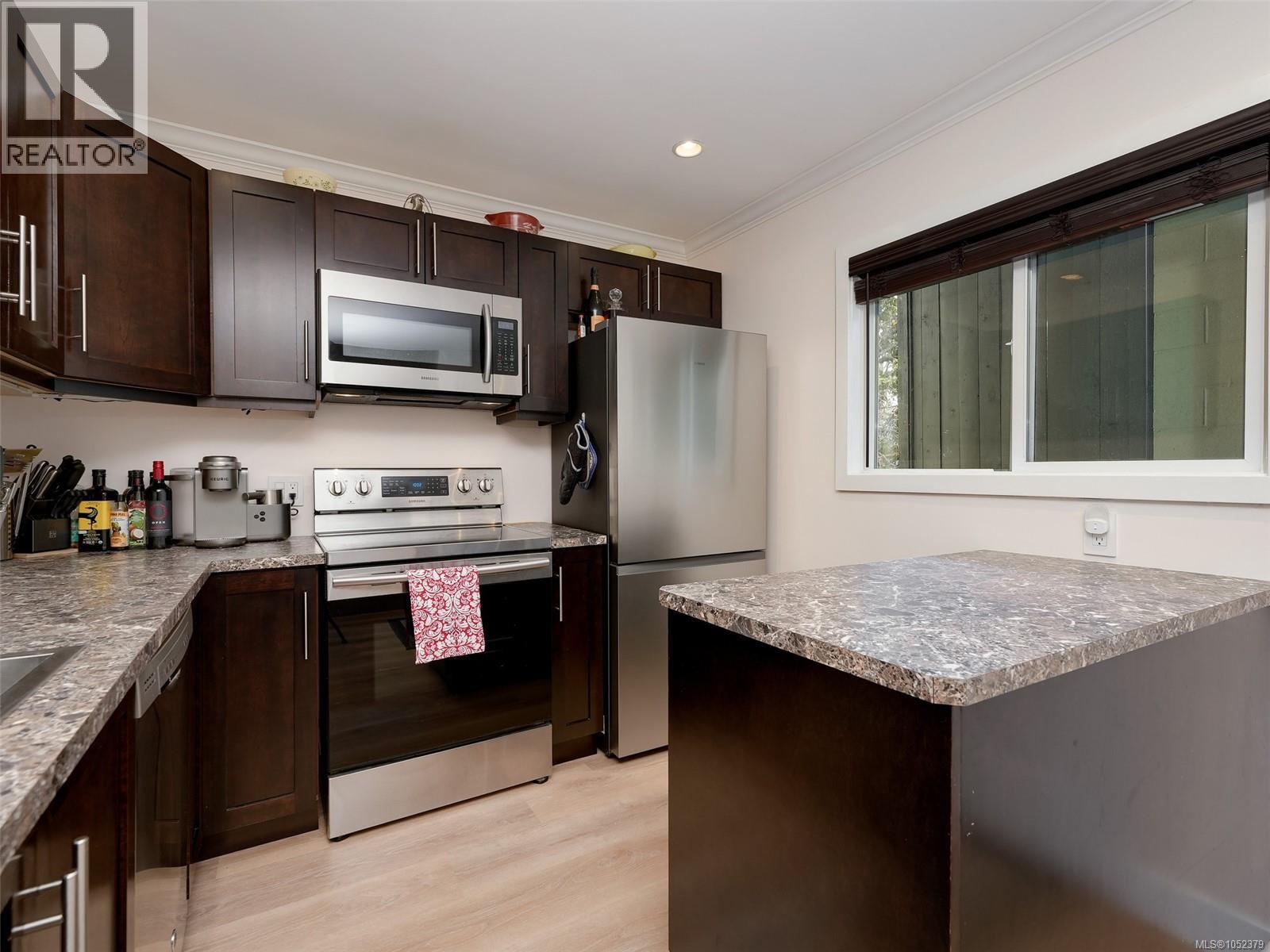 201 991 Cloverdale Ave Property Photo 6