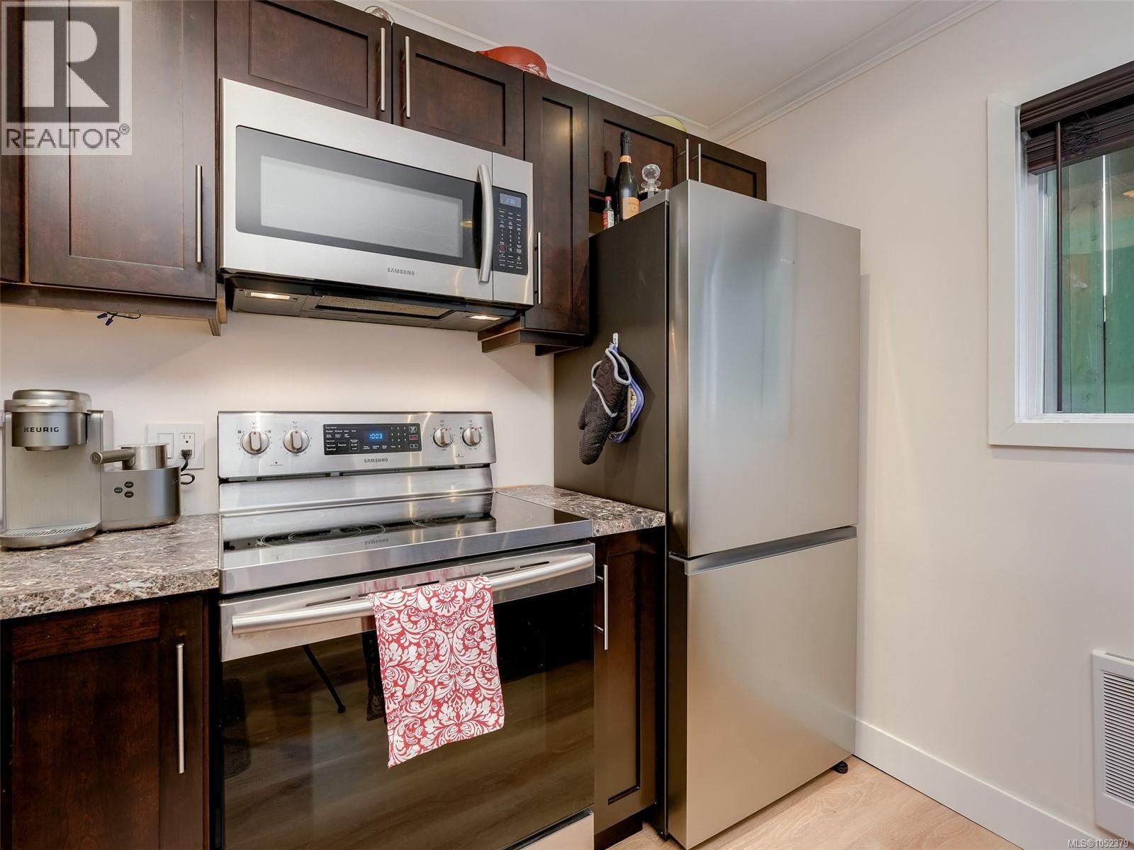 201 991 Cloverdale Ave Property Photo 7