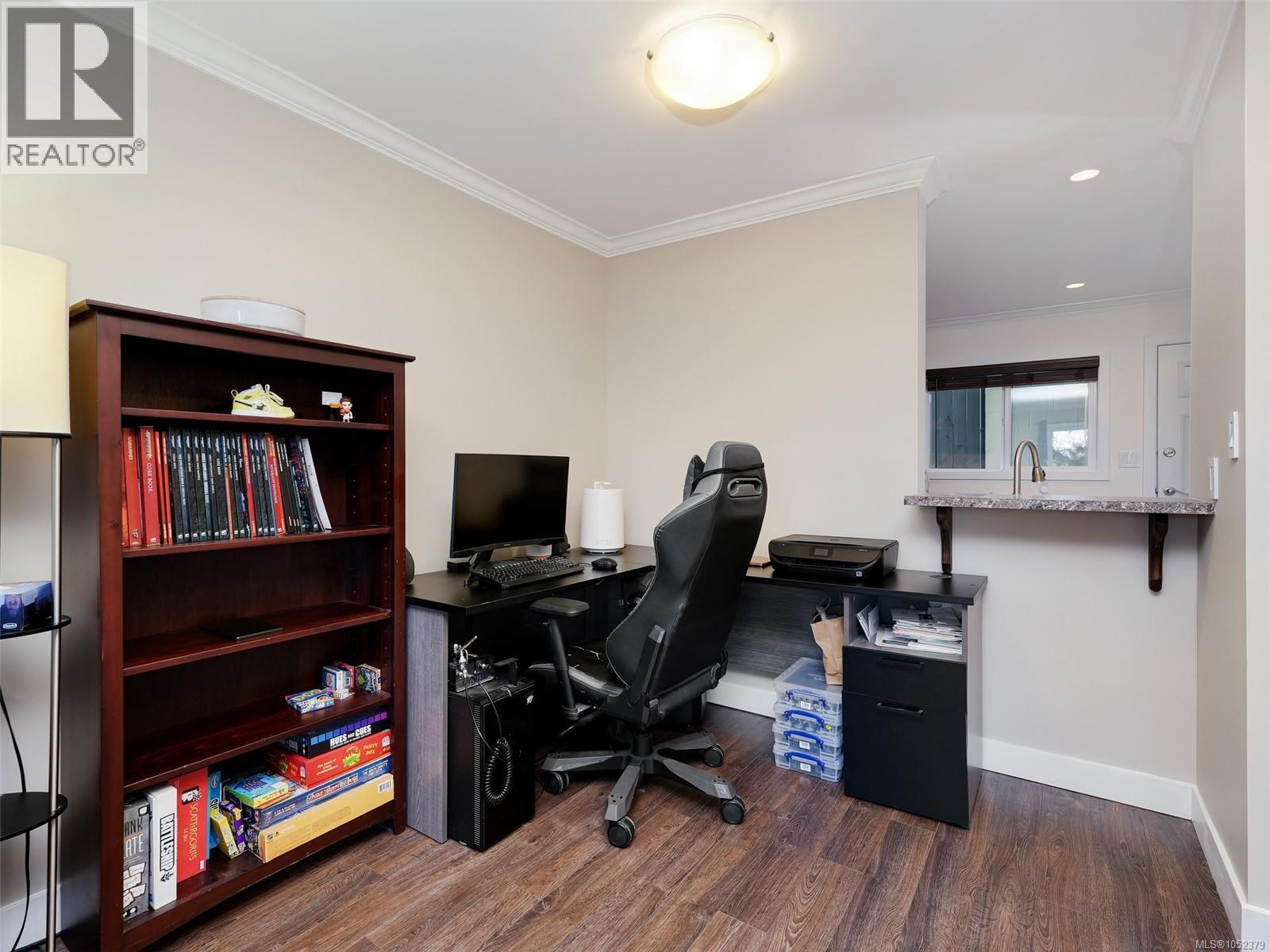 201 991 Cloverdale Ave Property Photo 8