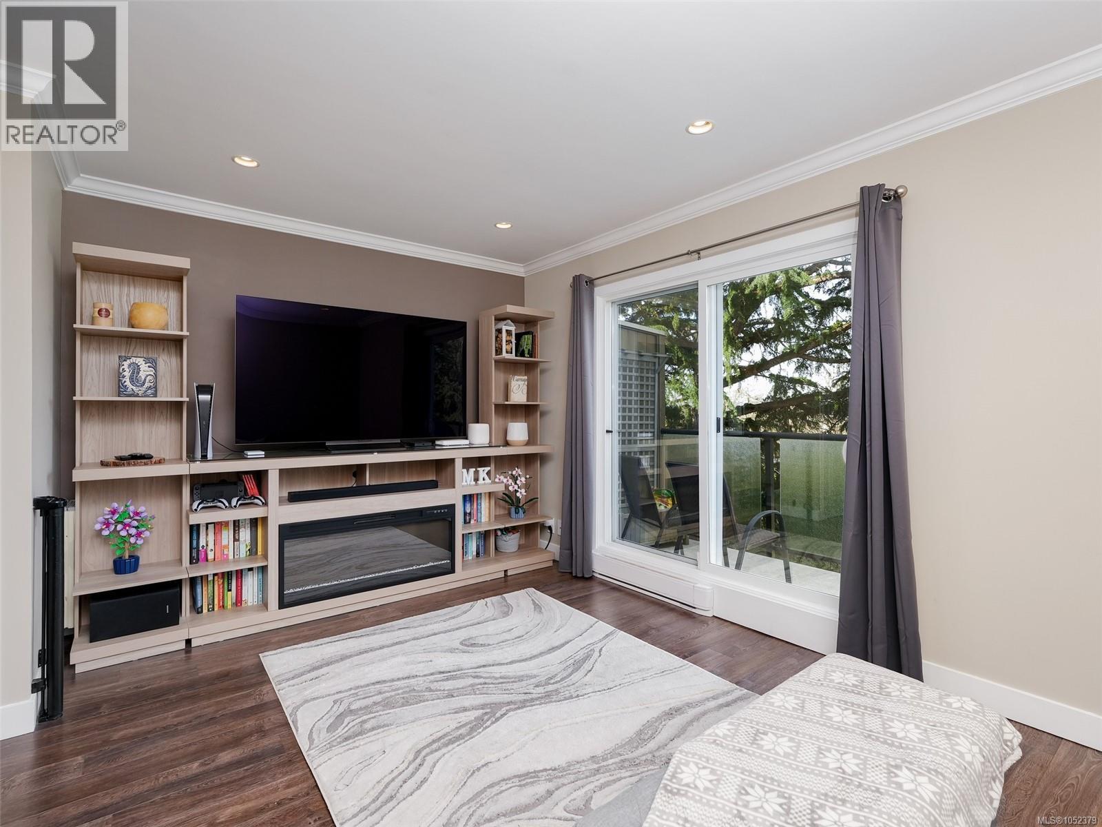 201 991 Cloverdale Ave Property Photo 9
