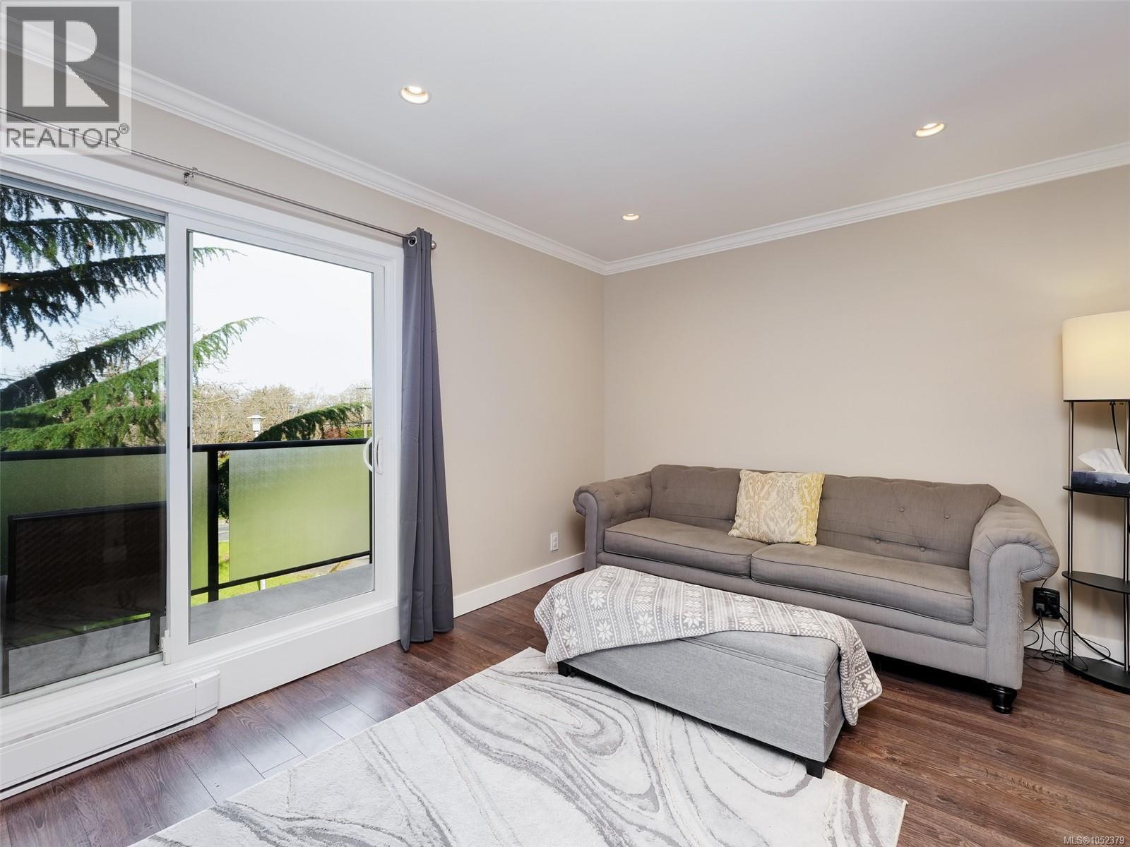 201 991 Cloverdale Ave Property Photo 10