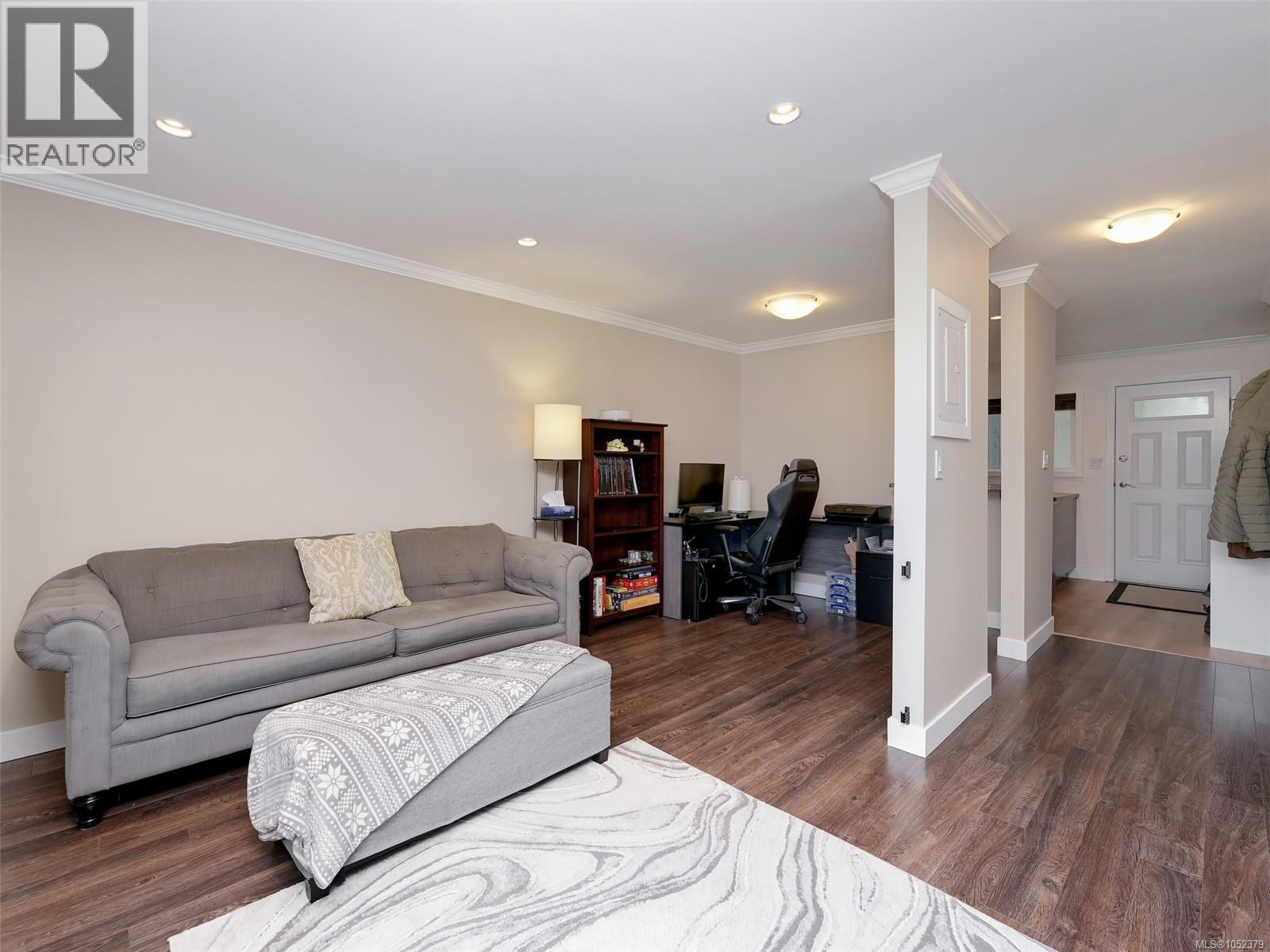 201 991 Cloverdale Ave Property Photo 12