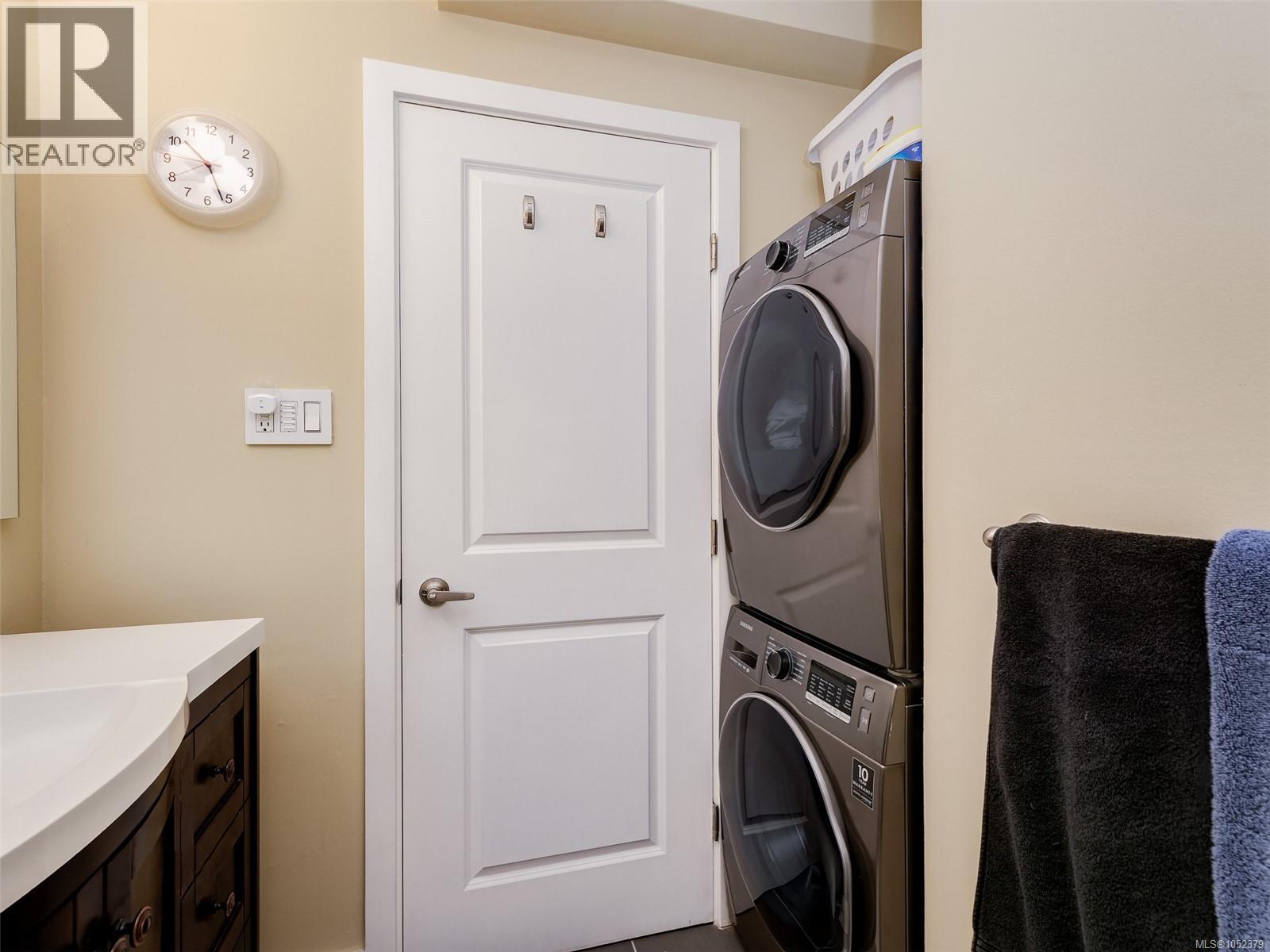 201 991 Cloverdale Ave Property Photo 16
