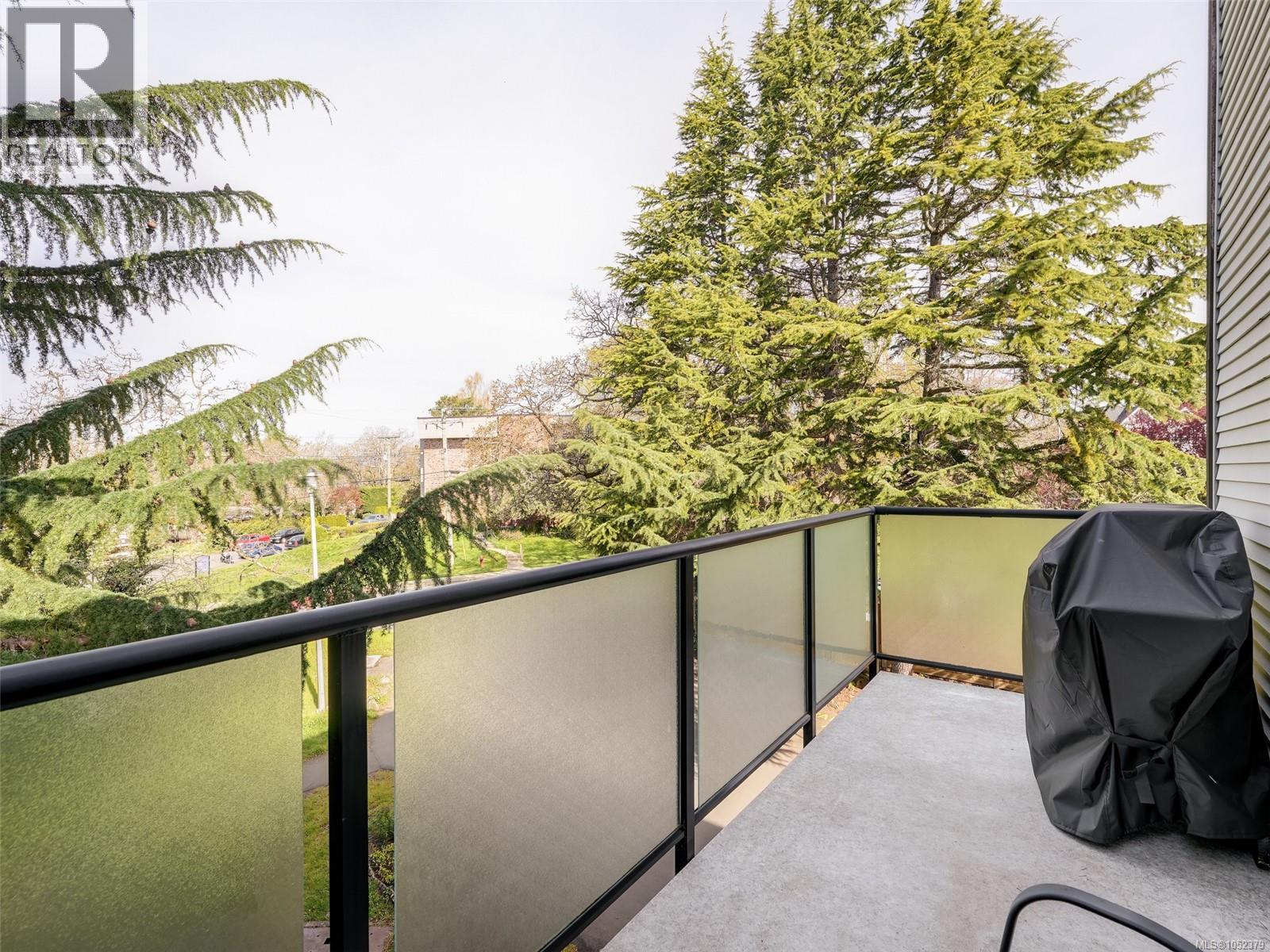 201 991 Cloverdale Ave Property Photo 21