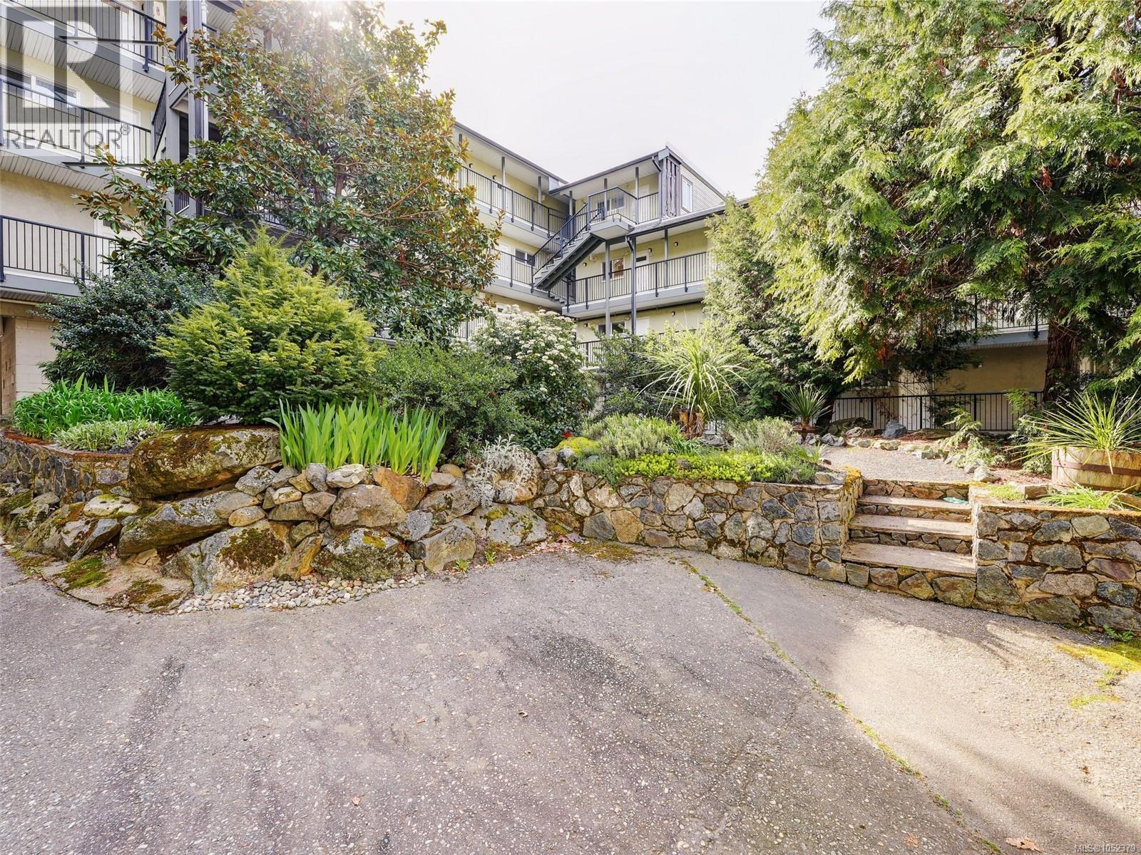 201 991 Cloverdale Ave Property Photo 23