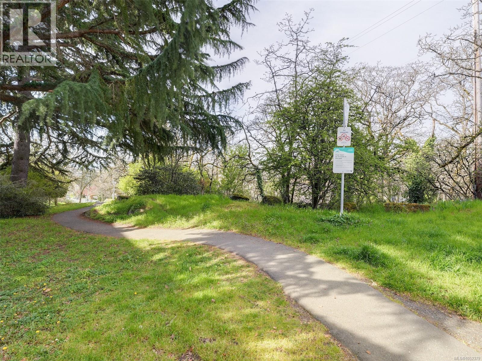 201 991 Cloverdale Ave Property Photo 25