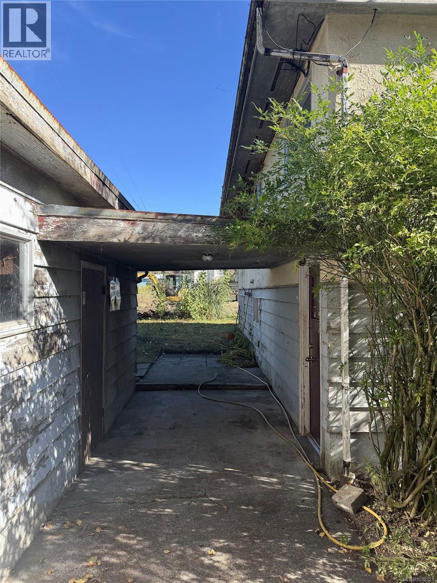 2766 Island View Rd Property Photo 11
