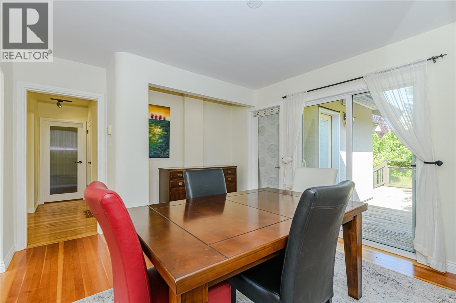 129 Moss St Property Photo 8