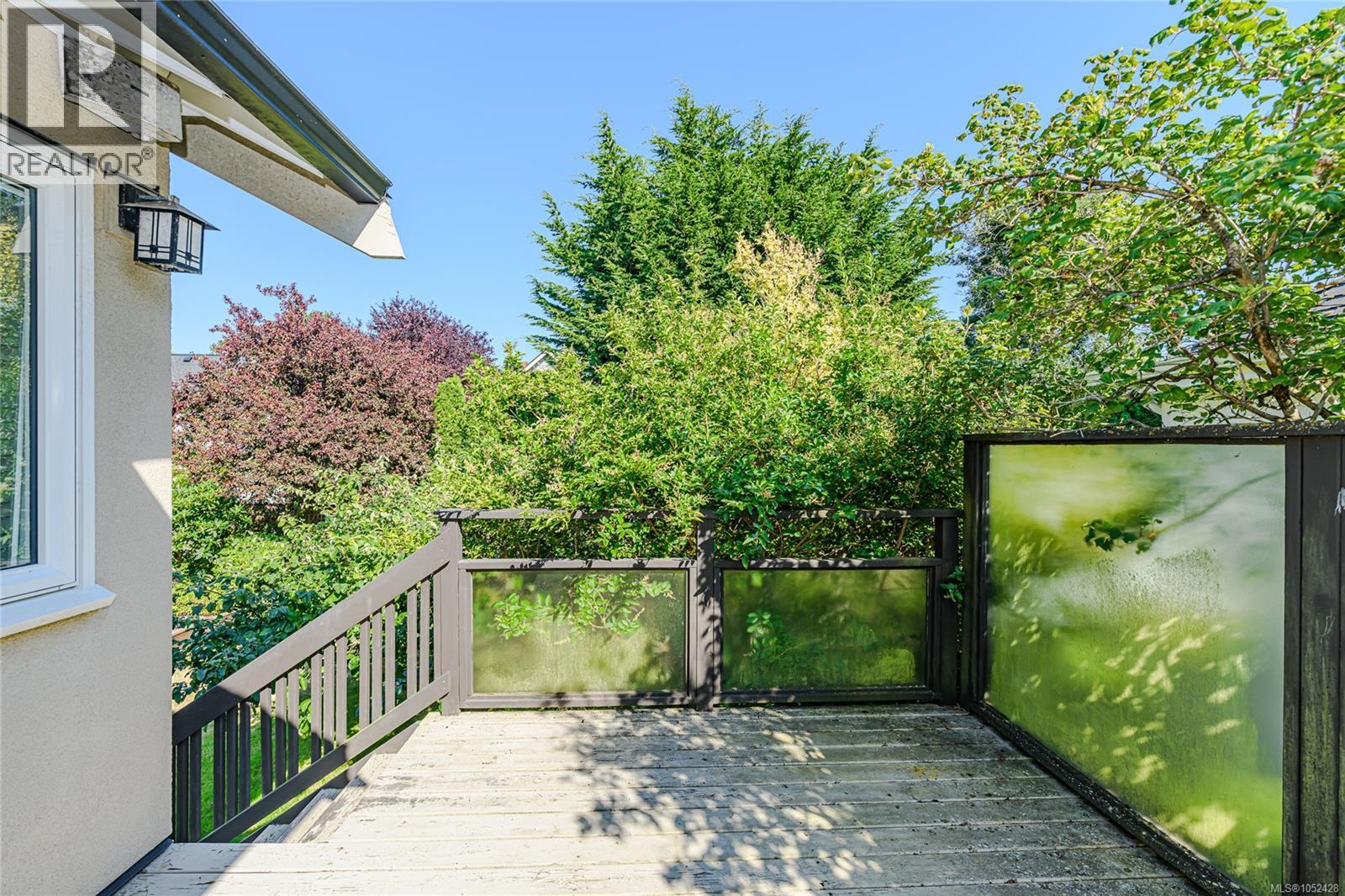 129 Moss St Property Photo 10
