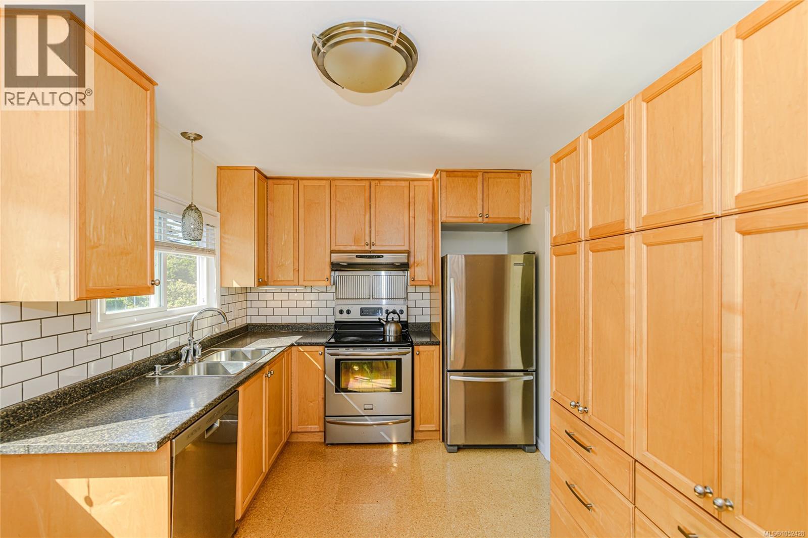 129 Moss St Property Photo 13