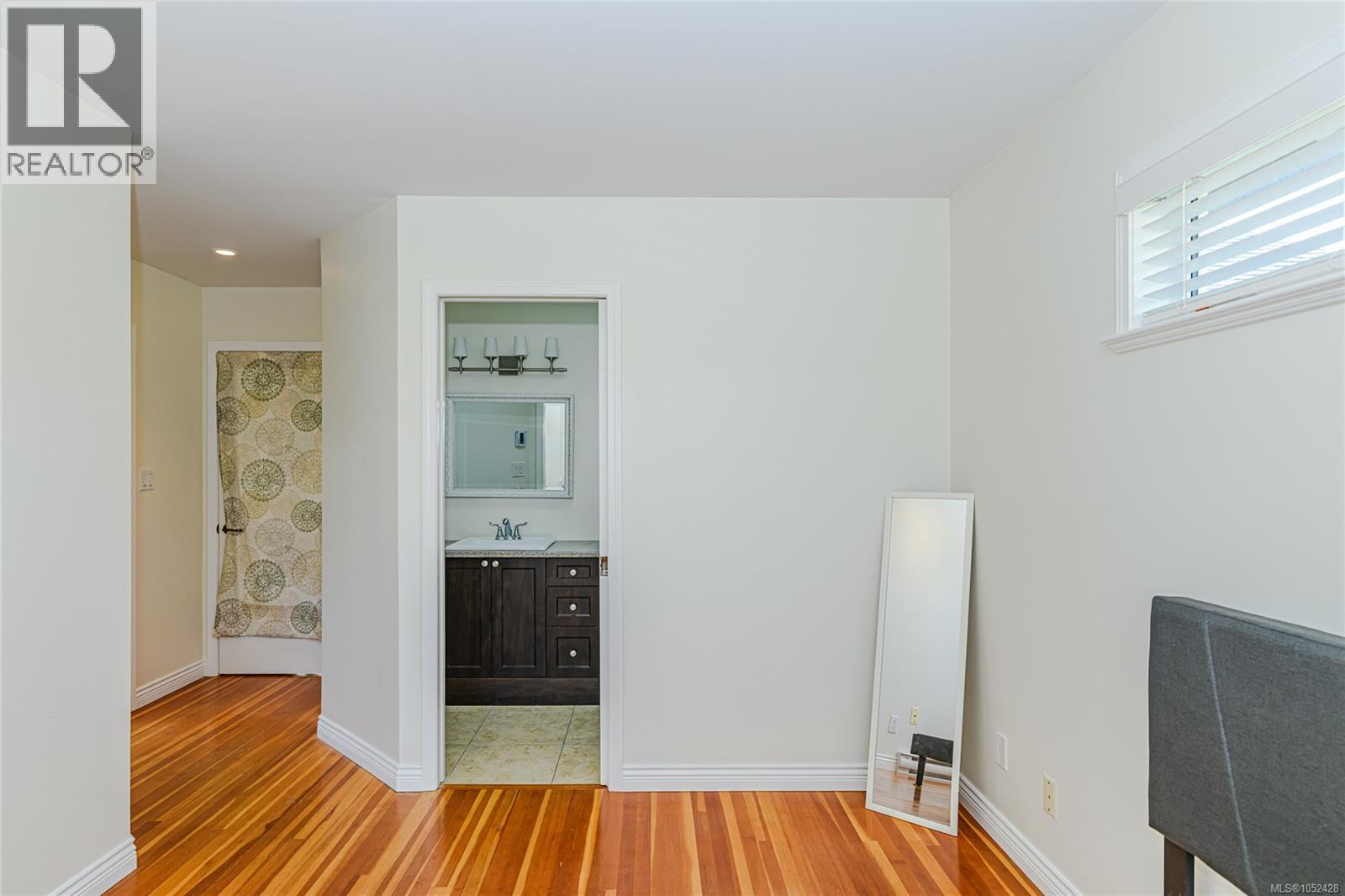 129 Moss St Property Photo 18
