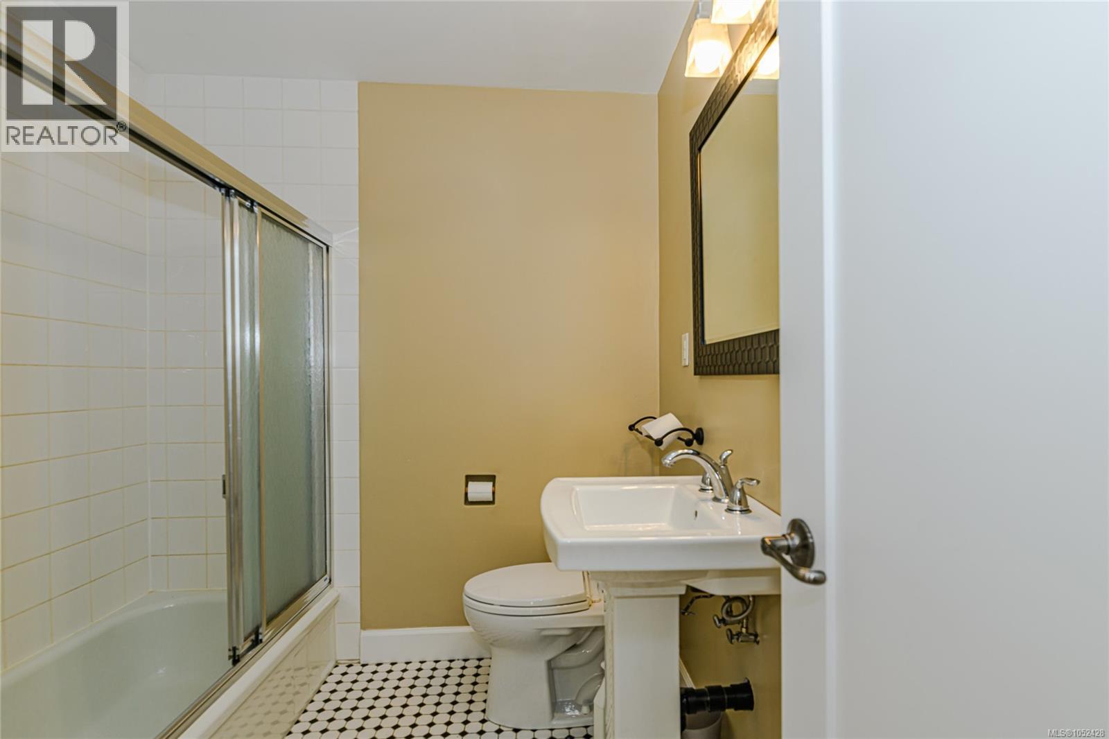 129 Moss St Property Photo 24