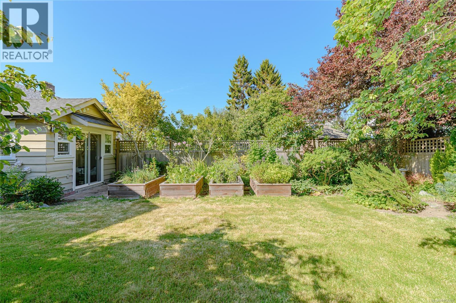 129 Moss St Property Photo 28