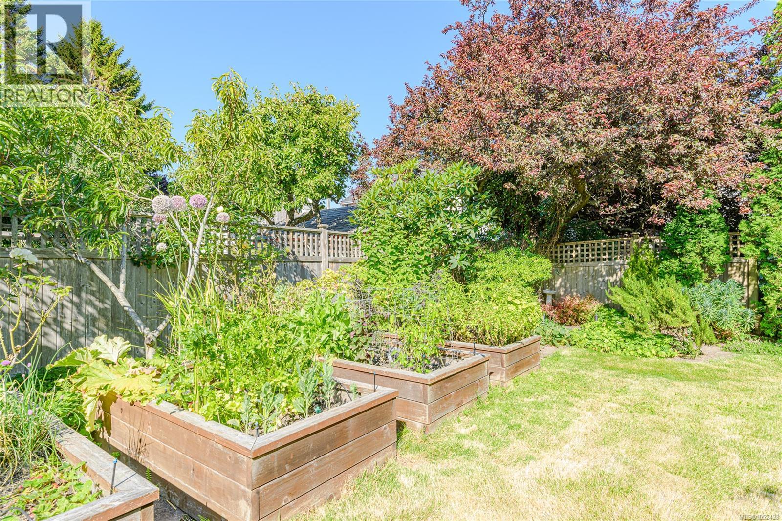 129 Moss St Property Photo 30