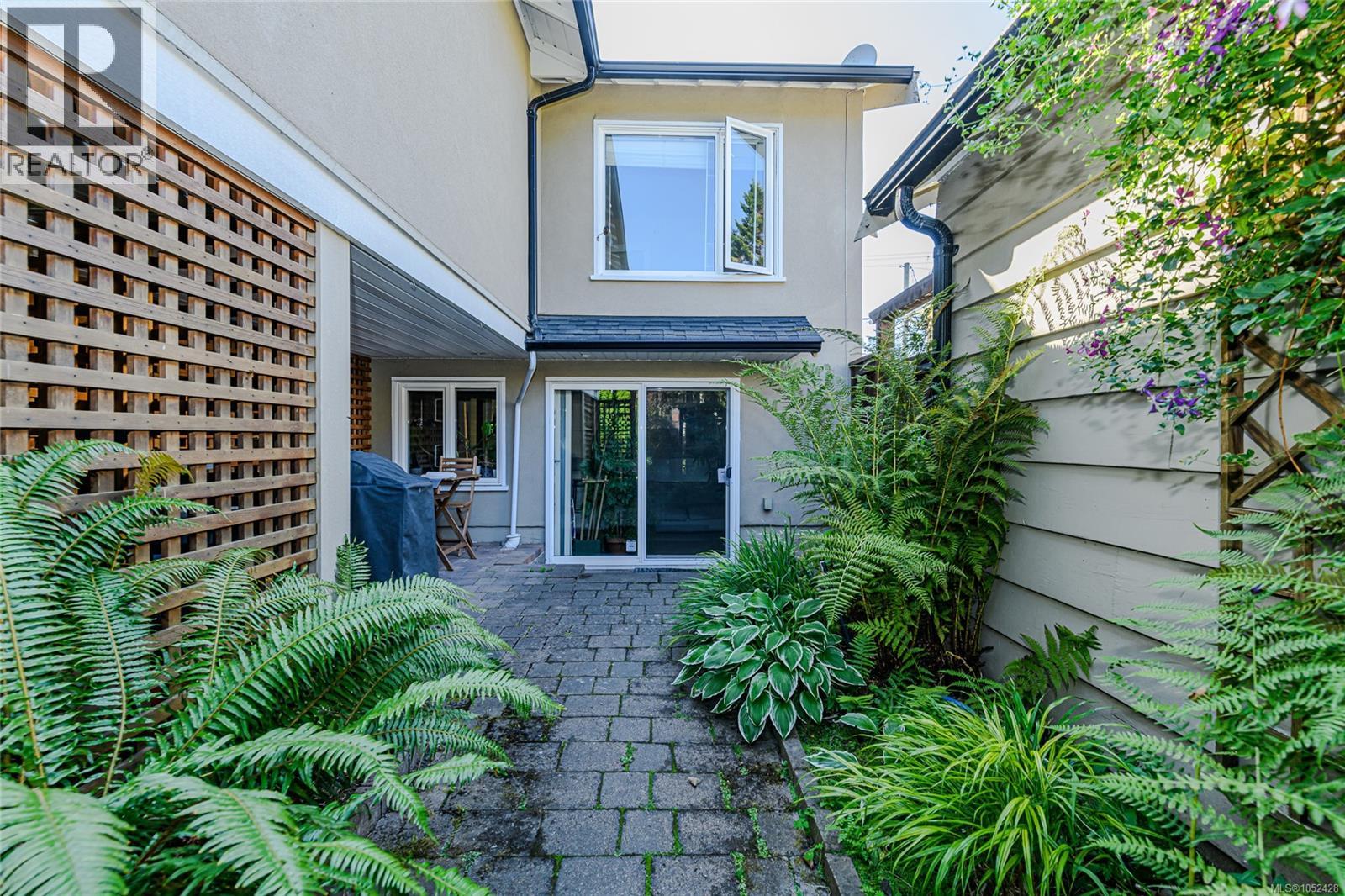 129 Moss St Property Photo 32
