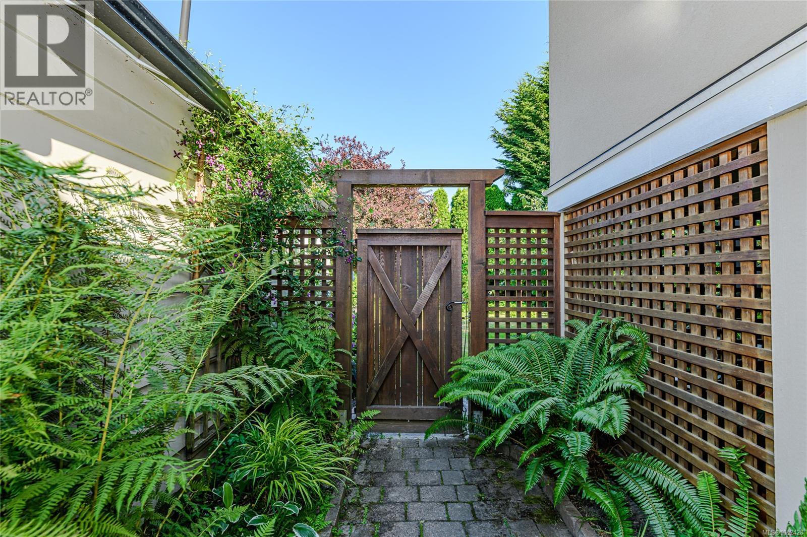 129 Moss St Property Photo 34