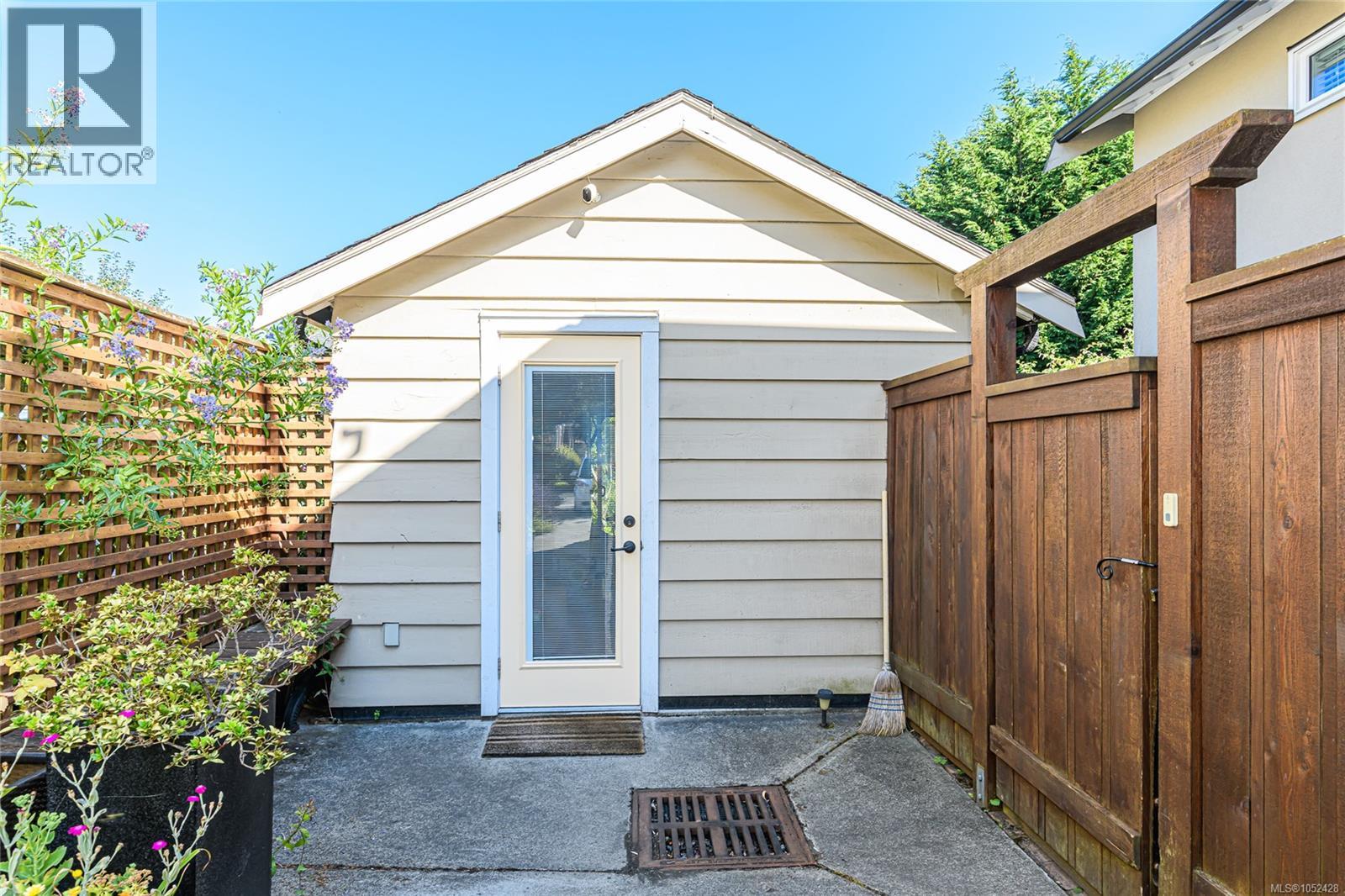 129 Moss St Property Photo 36