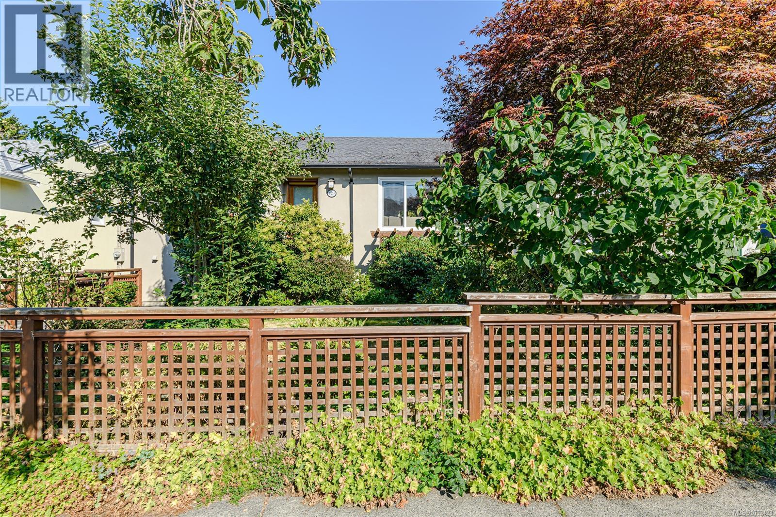 129 Moss St Property Photo 36