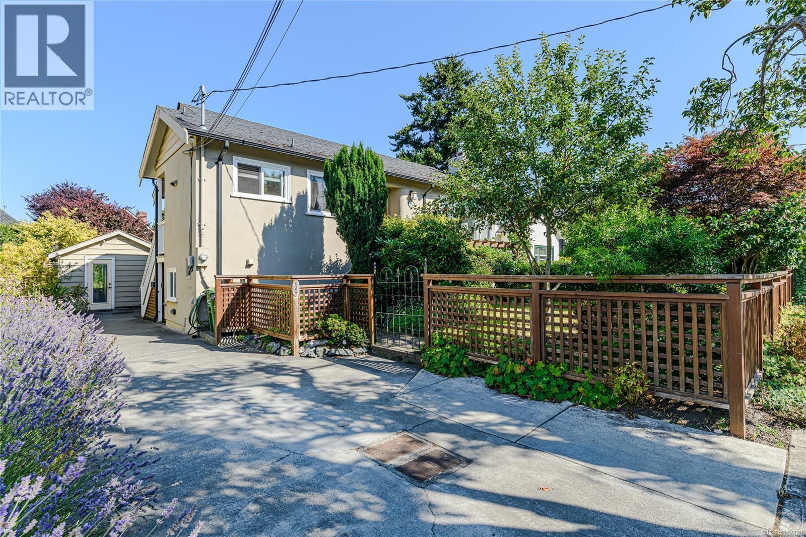129 Moss St Property Photo 37