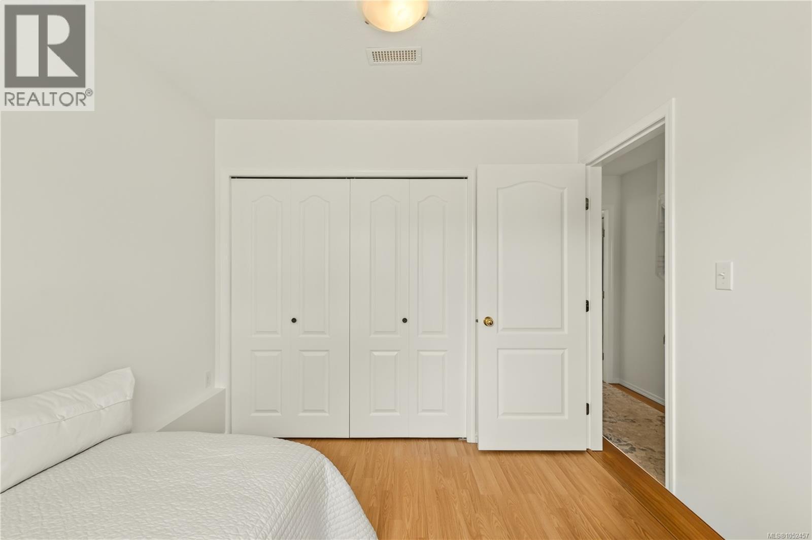 5425 Leslie Cres Property Photo 38