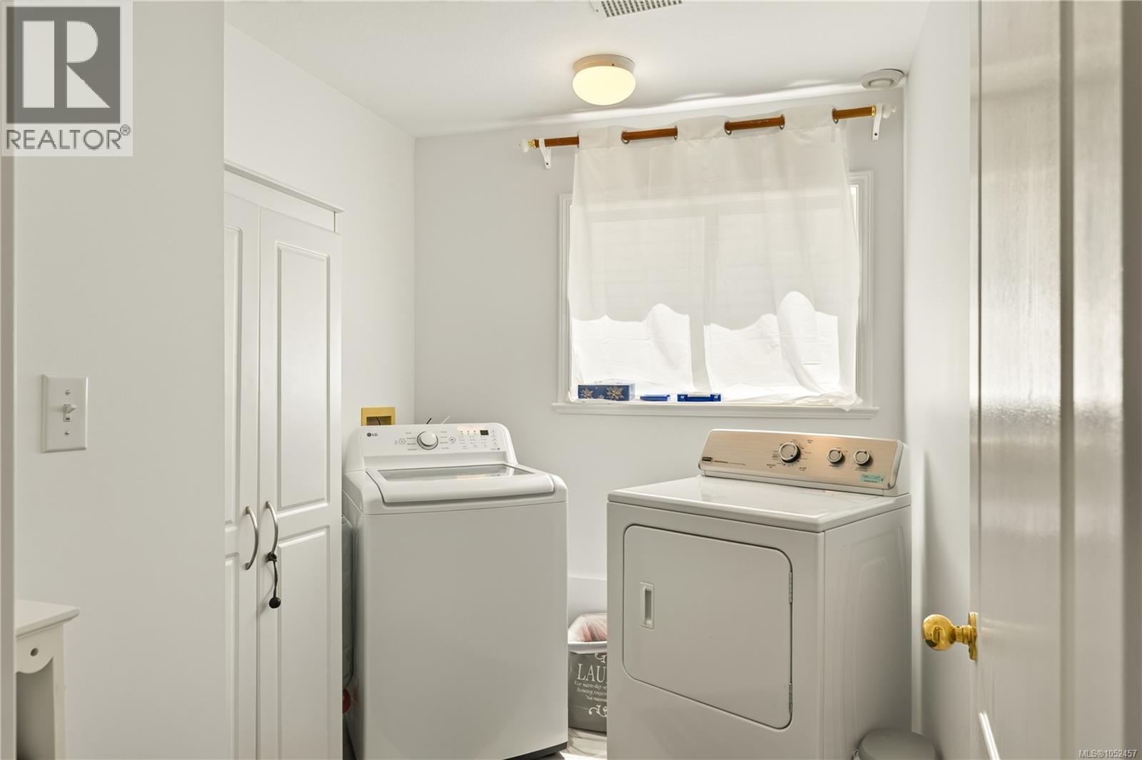 5425 Leslie Cres Property Photo 39